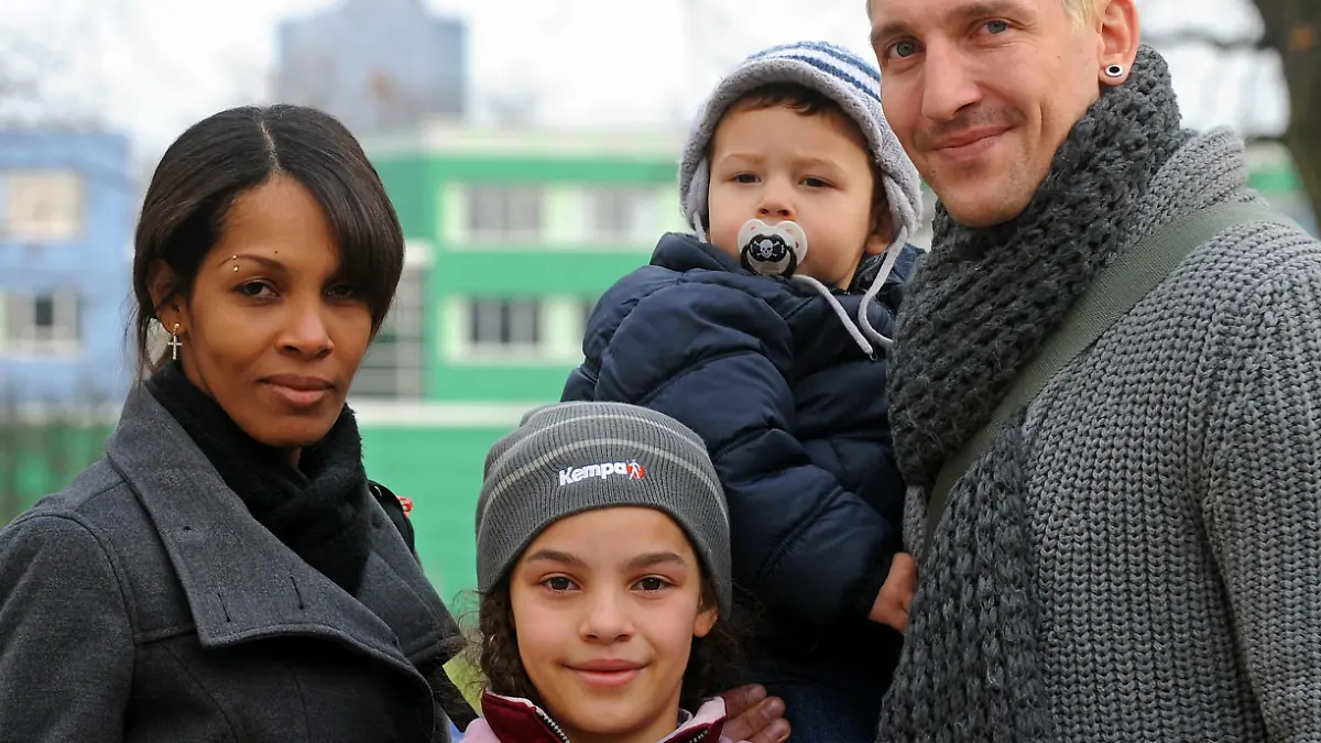 Der ehemalige Handball Nationalspieler Stefan Kretzschmar, seine Ehefrau Maria und ihre Kinder Lucie Marie (9) und Elvis Ernesto (1), aufgenommen am Sonnabend (05.12.2009) auf dem Gelände der Sportfakultät in Leipzig. "Kretzsche" gehört zu den erfolgreichsten deutschen Handballspielern und war lange Zeit beim SC Magdeburg aktiv. Seit kurzem engagiert sich Kretzschmar in seiner Geburtsstadt Leipzig für den Handball Oberligisten SC DHfK. Als ehrenamtliches Mitglied des Aufsichtsrates der SC DHfK Handball Verwaltung GmbH setzt er sich für das Projekt Bundesliga-Handball in Leipzig ein. Foto: Hendrik Schmidt