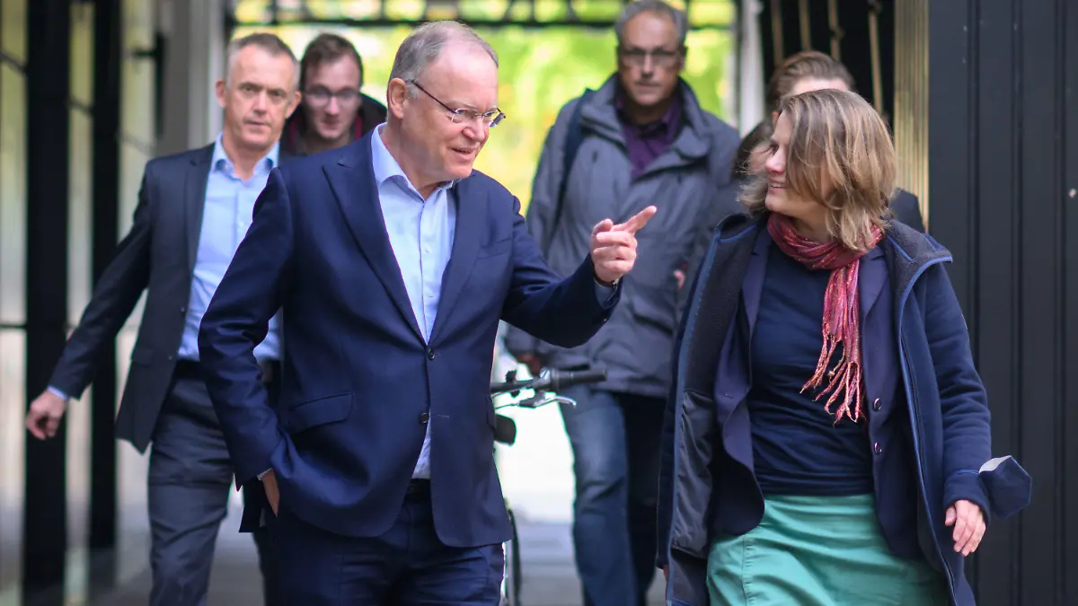 13.10.2022, Niedersachsen, Hannover: Stephan Weil (SPD), Ministerpräsident von Niedersachsen, und Julia Willie Hamburg, Fraktionsvorsitzende von Bündnis 90/Die Grünen im Landtag und Spitzenkandidatin ihrer Partei zur Landtagswahl, kommen zu Auftaktgesprächen über ein mögliche Regierungsbildung zwischen SPD und Grünen in Niedersachsen. Foto: Julian Stratenschulte/dpa +++ dpa-Bildfunk +++