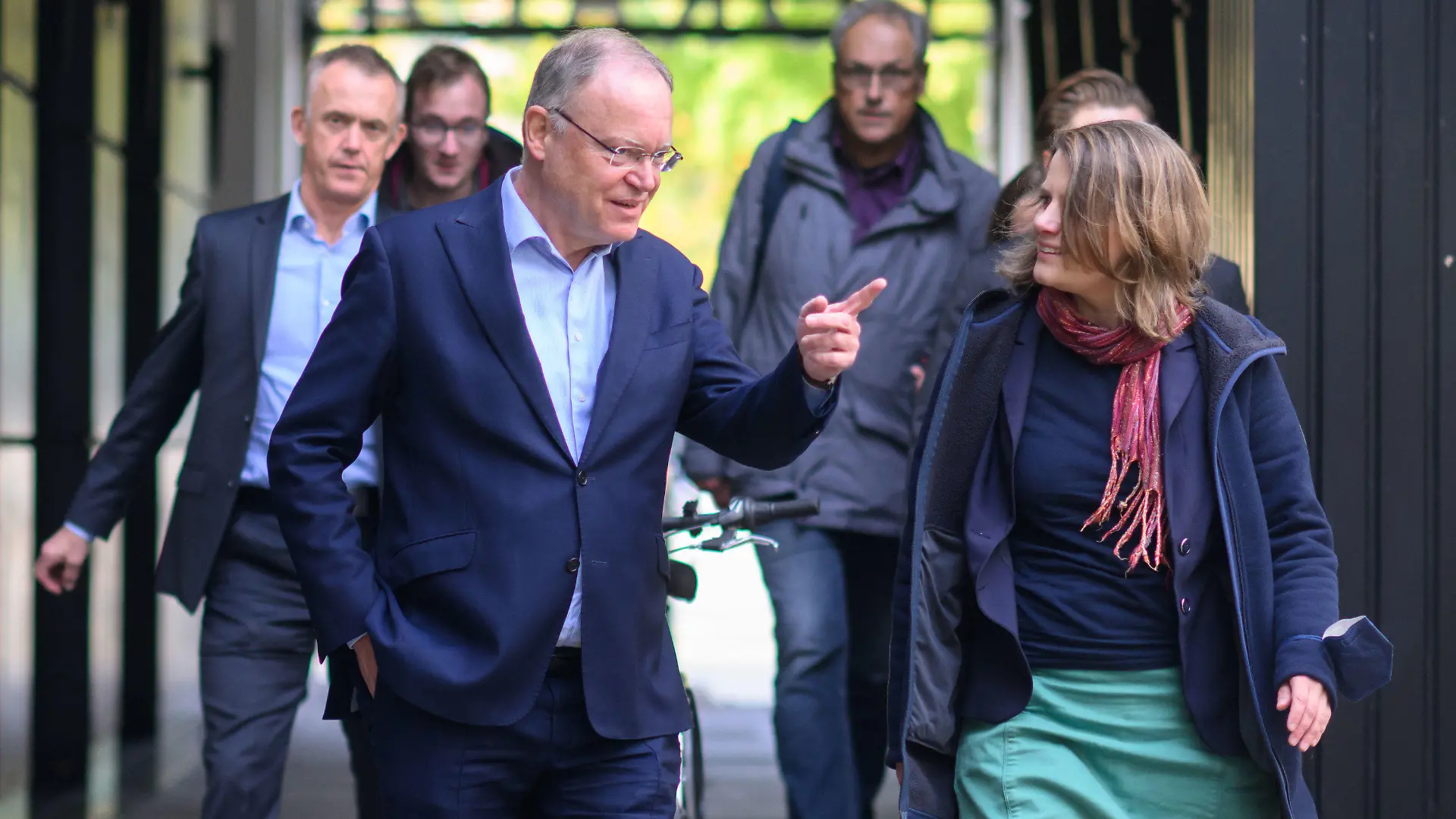 13.10.2022, Niedersachsen, Hannover: Stephan Weil (SPD), Ministerpräsident von Niedersachsen, und Julia Willie Hamburg, Fraktionsvorsitzende von Bündnis 90/Die Grünen im Landtag und Spitzenkandidatin ihrer Partei zur Landtagswahl, kommen zu Auftaktgesprächen über ein mögliche Regierungsbildung zwischen SPD und Grünen in Niedersachsen. Foto: Julian Stratenschulte/dpa +++ dpa-Bildfunk +++
