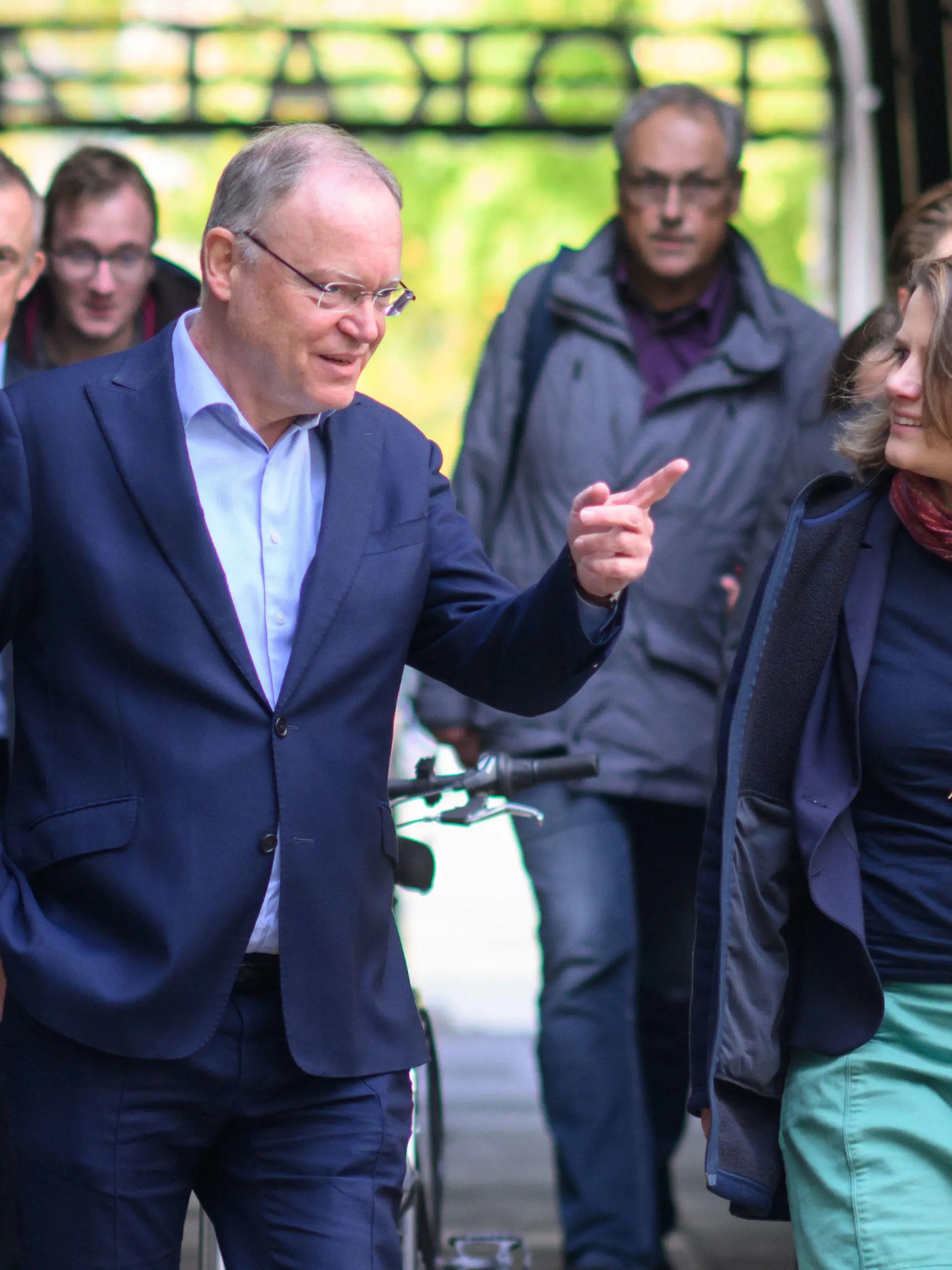 13.10.2022, Niedersachsen, Hannover: Stephan Weil (SPD), Ministerpräsident von Niedersachsen, und Julia Willie Hamburg, Fraktionsvorsitzende von Bündnis 90/Die Grünen im Landtag und Spitzenkandidatin ihrer Partei zur Landtagswahl, kommen zu Auftaktgesprächen über ein mögliche Regierungsbildung zwischen SPD und Grünen in Niedersachsen. Foto: Julian Stratenschulte/dpa +++ dpa-Bildfunk +++