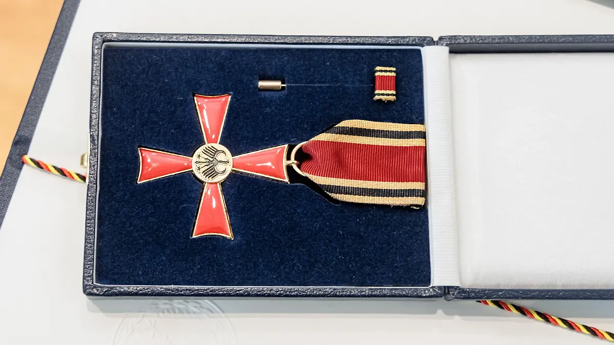 Ein Verdienstkreuz am Bande des Verdienstordens der Bundesrepublik Deutschland (Bundesverdienstkreuz) liegt vor der Verleihung bereit.