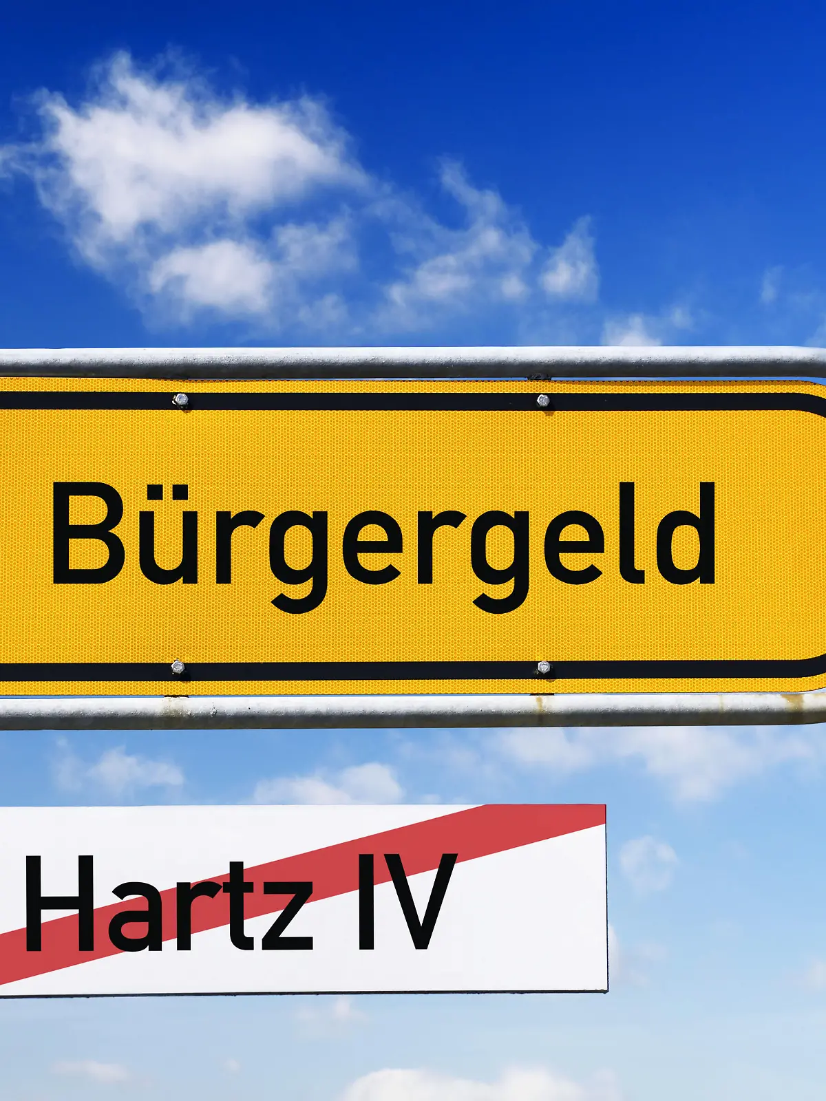 Schild mit Aufschrift Bürgergeld und Schild mit durchgestrichener Aufschrift Hartz IV / action press
