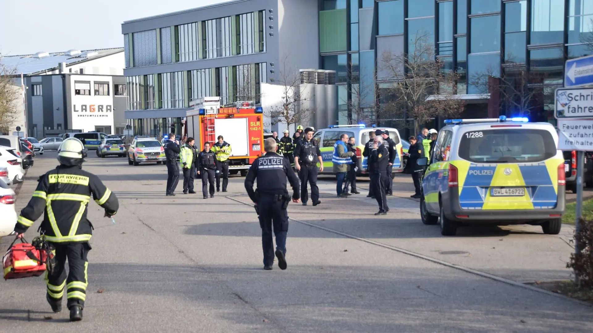 25.01.2024, Baden-Württemberg, St. Leon-Rot: Einsatzkräfte von Polizei, Rettungsdienst und Feuerwehr sind an einer Schule im Einsatz. Die Schülerinnen und Schüler seien von der Einrichtung evakuiert worden und würden an einer Sammelstelle betreut, teilte die Polizei am Donnerstagvormittag mit. Weitere Informationen waren zunächst nicht bekannt. Foto: René Priebe/dpa +++ dpa-Bildfunk +++