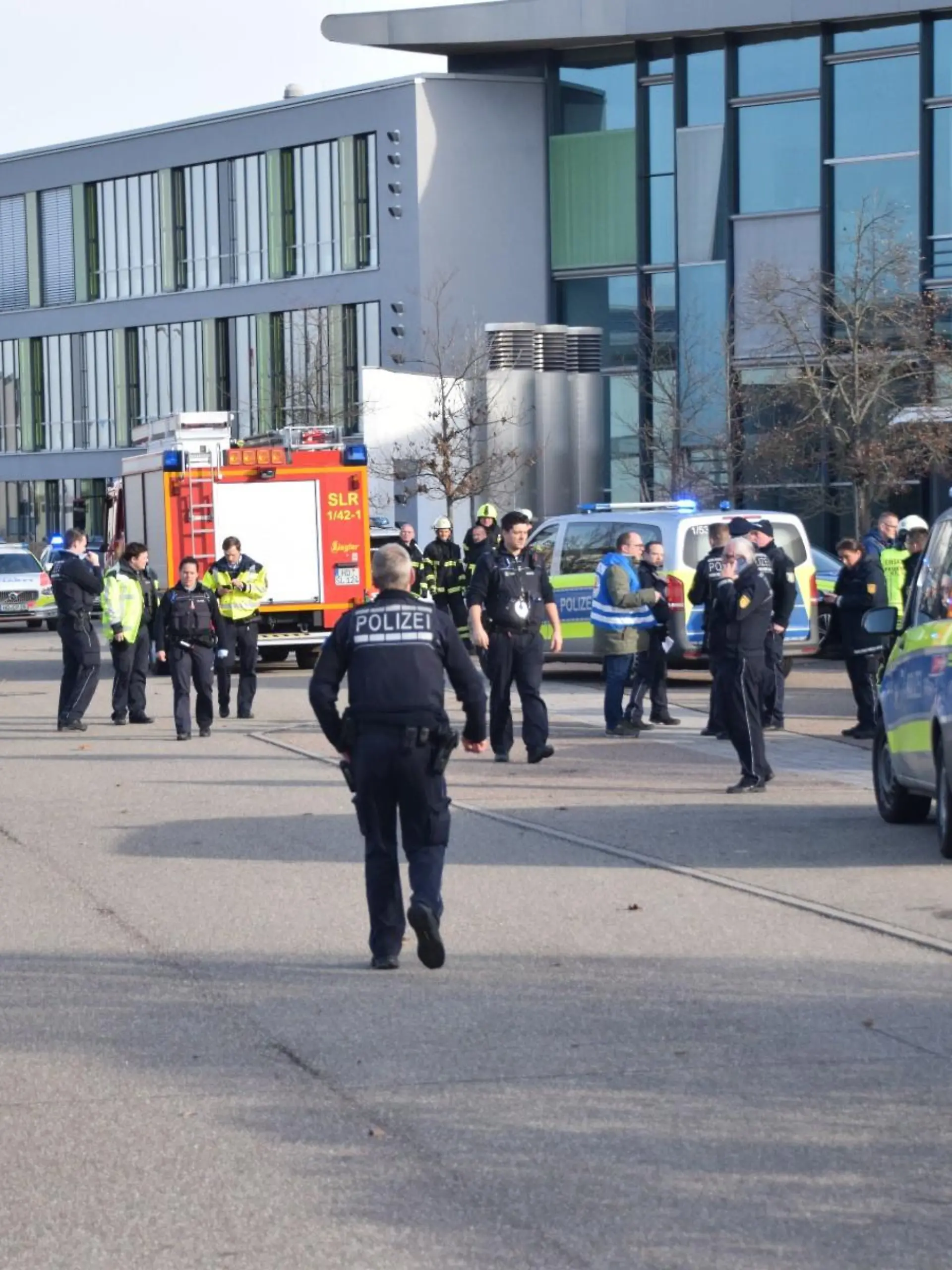25.01.2024, Baden-Württemberg, St. Leon-Rot: Einsatzkräfte von Polizei, Rettungsdienst und Feuerwehr sind an einer Schule im Einsatz. Die Schülerinnen und Schüler seien von der Einrichtung evakuiert worden und würden an einer Sammelstelle betreut, teilte die Polizei am Donnerstagvormittag mit. Weitere Informationen waren zunächst nicht bekannt. Foto: René Priebe/dpa +++ dpa-Bildfunk +++
