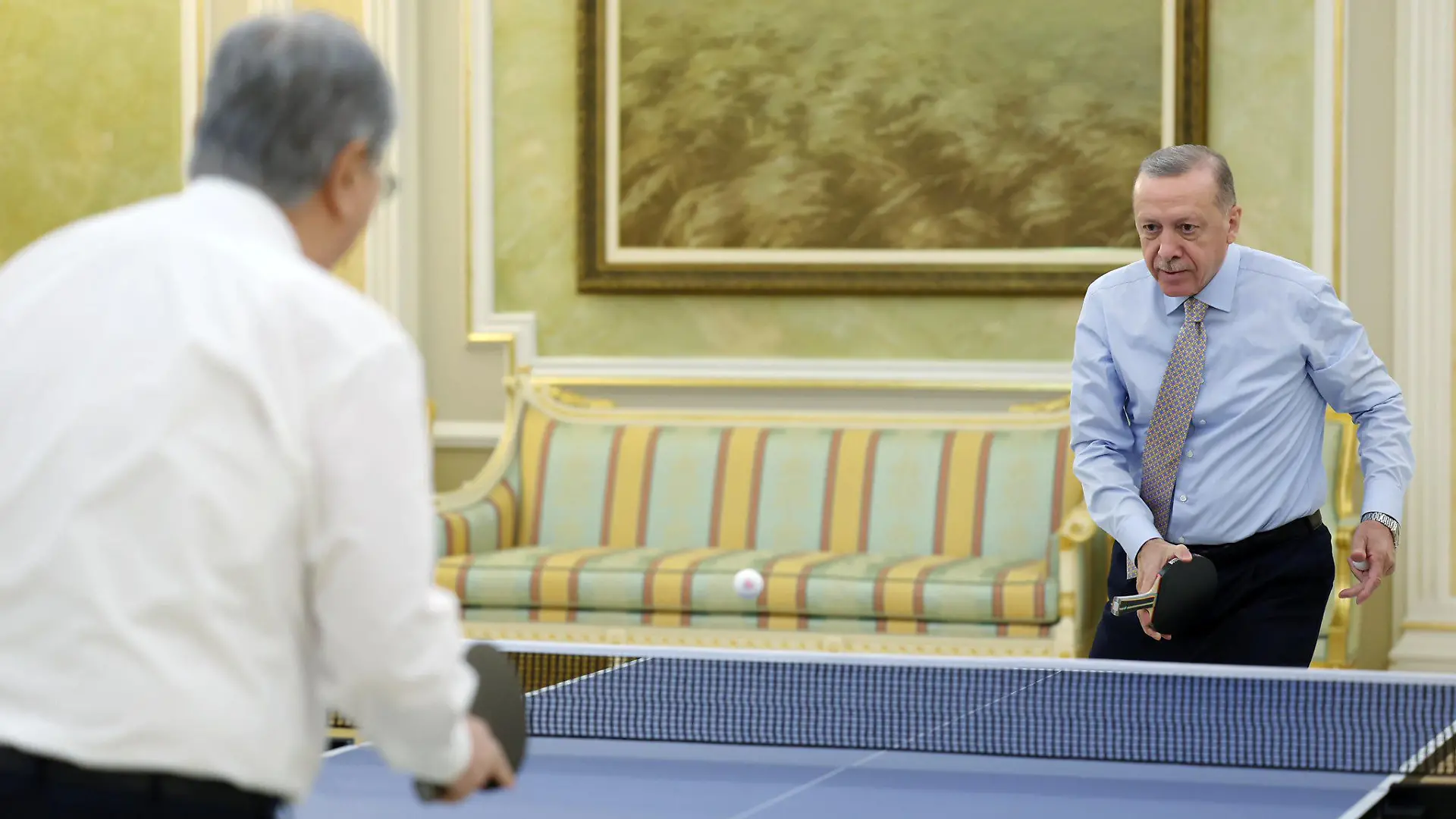 dpatopbilder - HANDOUT - 12.10.2022, Kasachstan, Astana: Tayyip Erdogan (r), Präsident der Türkei, spielt Tischtennis mit Kassym-Jomart Tokajew, Präsident von Kasachstan. Nach Angaben des türkischen Präsidialamts soll ein Treffen mit Kreml-Chef Putin und dem türkische Präsident Erdogan am Rande des Gipfels der Konferenz für Zusammenarbeit und vertrauensbildende Maßnahmen in Asien (CICA) stattfinden. Foto: Turkish Presidency/APA Images via ZUMA Press Wire/dpa - ACHTUNG: Nur zur redaktionellen Verwendung und nur mit vollständiger Nennung des vorstehenden Credits +++ dpa-Bildfunk +++