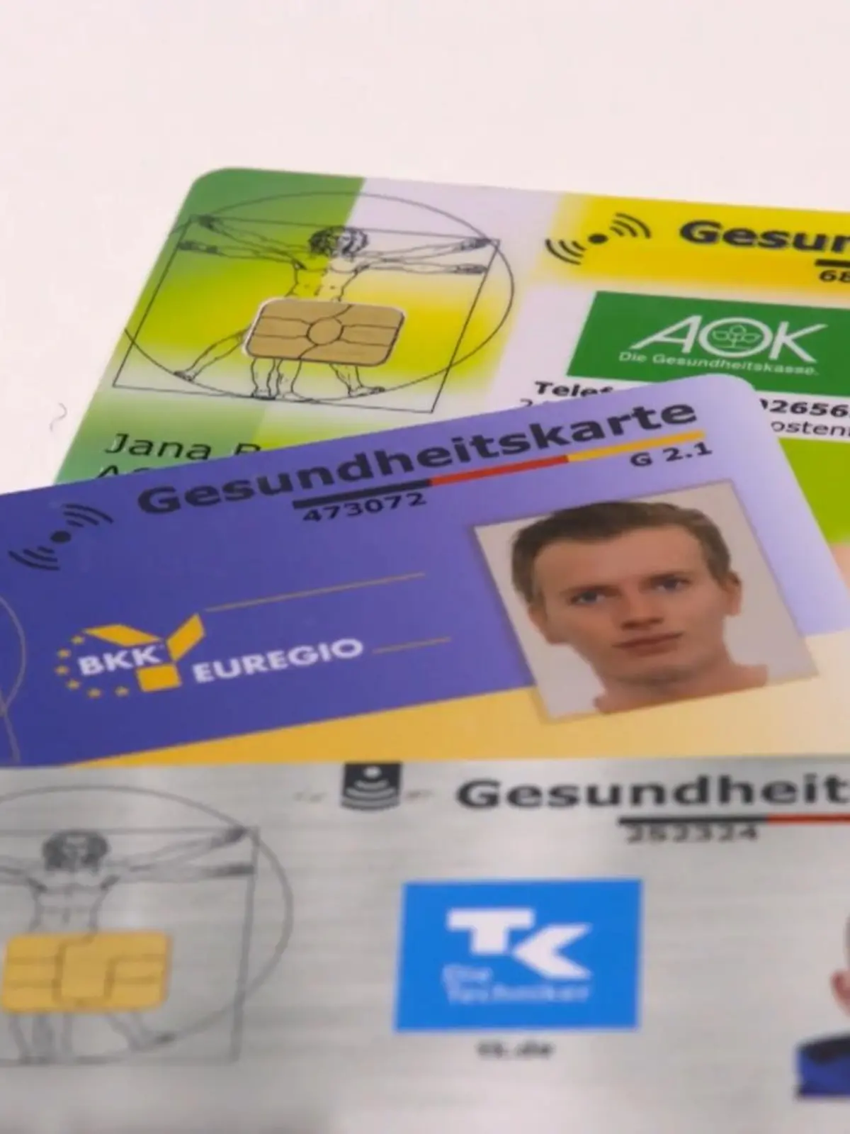 Das ist wirklich ärgerlich: Einige Krankenkassen haben zum ersten Januar die Beiträge erhöht. Aber lohnt es sich, jetzt zu wechseln? Wie viel kann man wirklich sparen - und muss man dann auf Leistungen verzichten? Unser Verbraucherexperte Ron Perduss weiß Bescheid.