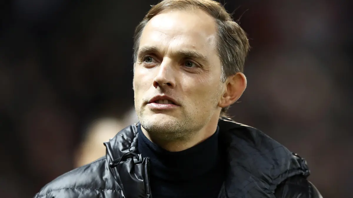 ARCHIV - 12.02.2019, Großbritannien, Manchester: Trainer Thomas Tuchel von Paris-Saint-Germain steht auf dem Platz. Der englische Fußball-Club FC Chelsea hat sich von Trainer Lampard getrennt. Übereinstimmenden Medienberichten zufolge soll Thomas Tuchel sein Nachfolger werden, eine offizielle Bestätigung dafür lag am Montag (25.01.2021) zunächst nicht vor. Foto: Martin Rickett/PA Wire/dpa +++ dpa-Bildfunk +++