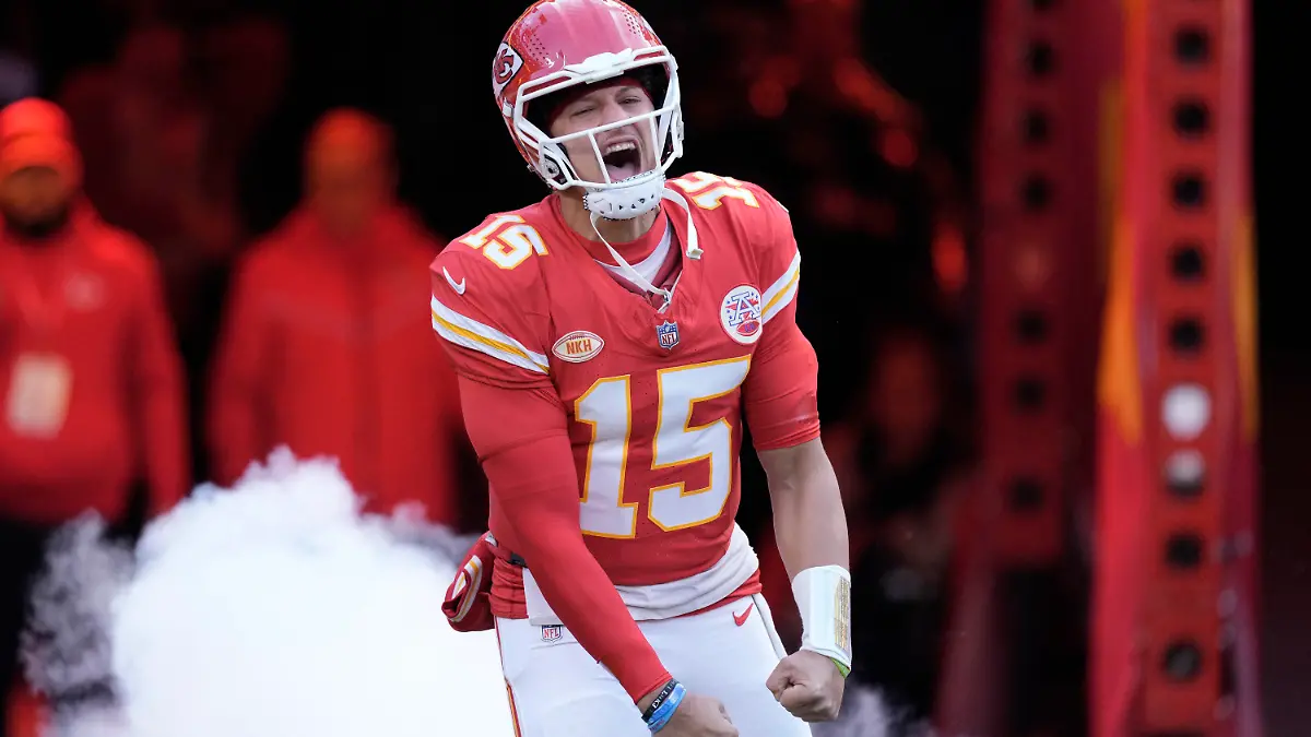 ARCHIV - 10.12.2023, USA, Kansas City: American Football: Profiliga NFL, Kansas City Chiefs - Buffalo Bills; Hauptrunde, Hauptrunde-Partien, 14. Spieltag: Kansas City Chiefs-Quarterback Patrick Mahomes wird vorgestellt. Zum Start der Playoffs treffen seine Chiefs auf die Miami Dolphins. (zu dpa: «Mit Swift nach Las Vegas: Die bemerkenswerte NFL-Saison der Chiefs») Foto: Charlie Riedel/AP/dpa +++ dpa-Bildfunk +++