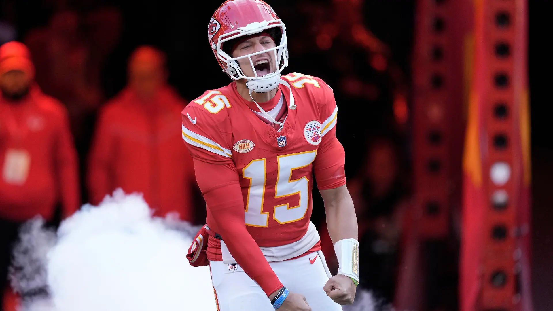 ARCHIV - 10.12.2023, USA, Kansas City: American Football: Profiliga NFL, Kansas City Chiefs - Buffalo Bills; Hauptrunde, Hauptrunde-Partien, 14. Spieltag: Kansas City Chiefs-Quarterback Patrick Mahomes wird vorgestellt. Zum Start der Playoffs treffen seine Chiefs auf die Miami Dolphins. (zu dpa: «Mit Swift nach Las Vegas: Die bemerkenswerte NFL-Saison der Chiefs») Foto: Charlie Riedel/AP/dpa +++ dpa-Bildfunk +++