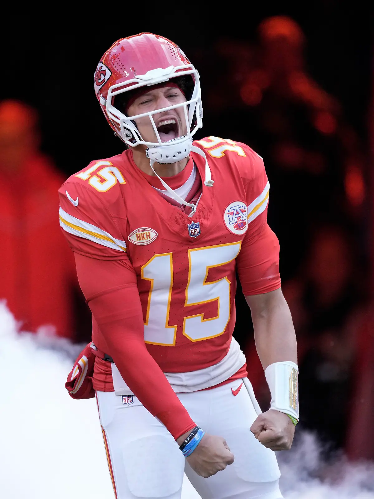 ARCHIV - 10.12.2023, USA, Kansas City: American Football: Profiliga NFL, Kansas City Chiefs - Buffalo Bills; Hauptrunde, Hauptrunde-Partien, 14. Spieltag: Kansas City Chiefs-Quarterback Patrick Mahomes wird vorgestellt. Zum Start der Playoffs treffen seine Chiefs auf die Miami Dolphins. (zu dpa: «Mit Swift nach Las Vegas: Die bemerkenswerte NFL-Saison der Chiefs») Foto: Charlie Riedel/AP/dpa +++ dpa-Bildfunk +++