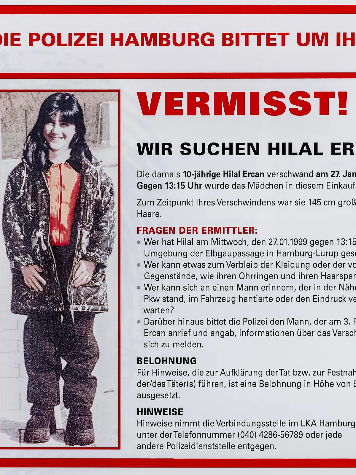 Eine Tafel der Polizei Hamburg mit Informationen, Bildern und der Überschrift "Vermisst! Wir suchen Hilal Ercan" ist am 27.01.2018 in Hamburg an einem Einkaufszentrum im Stadtteil Lurup zu sehen. Sie soll am Ort des Verschwindens der 1999 zehn Jahre alten Hilal mögliche Zeugen ermutigen, sich mit Aussagen an die Polizei zu wenden. Hilal ist das einzige langzeitvermisste Kind in Hamburg. ACHTUNG: Verwendung nur im Rahmen der Berichtersttatung über die öffentliche Fahndung, so lange wie diese läuft. Foto: Markus Scholz/dpa | Verwendung weltweit