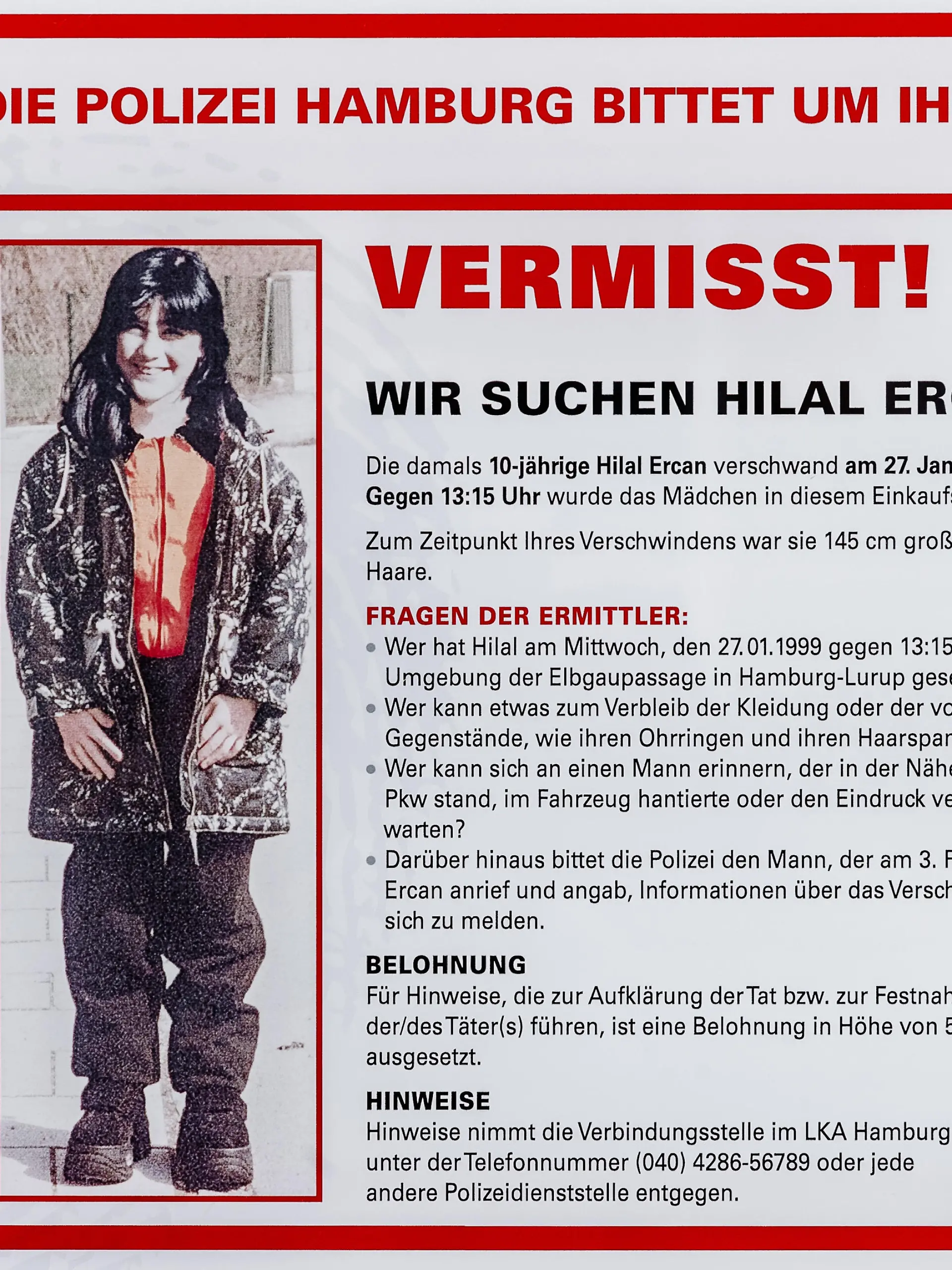 Eine Tafel der Polizei Hamburg mit Informationen, Bildern und der Überschrift "Vermisst! Wir suchen Hilal Ercan" ist am 27.01.2018 in Hamburg an einem Einkaufszentrum im Stadtteil Lurup zu sehen. Sie soll am Ort des Verschwindens der 1999 zehn Jahre alten Hilal mögliche Zeugen ermutigen, sich mit Aussagen an die Polizei zu wenden. Hilal ist das einzige langzeitvermisste Kind in Hamburg. ACHTUNG: Verwendung nur im Rahmen der Berichtersttatung über die öffentliche Fahndung, so lange wie diese läuft. Foto: Markus Scholz/dpa | Verwendung weltweit