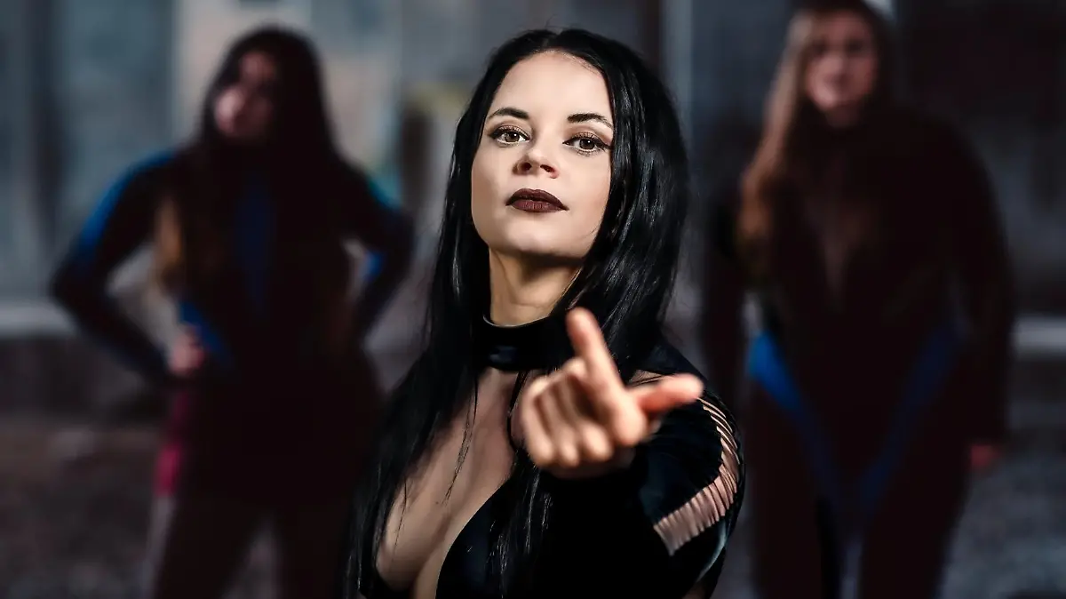 Mona "Demona" Lindgren ist Gitarristin und Bassistin.