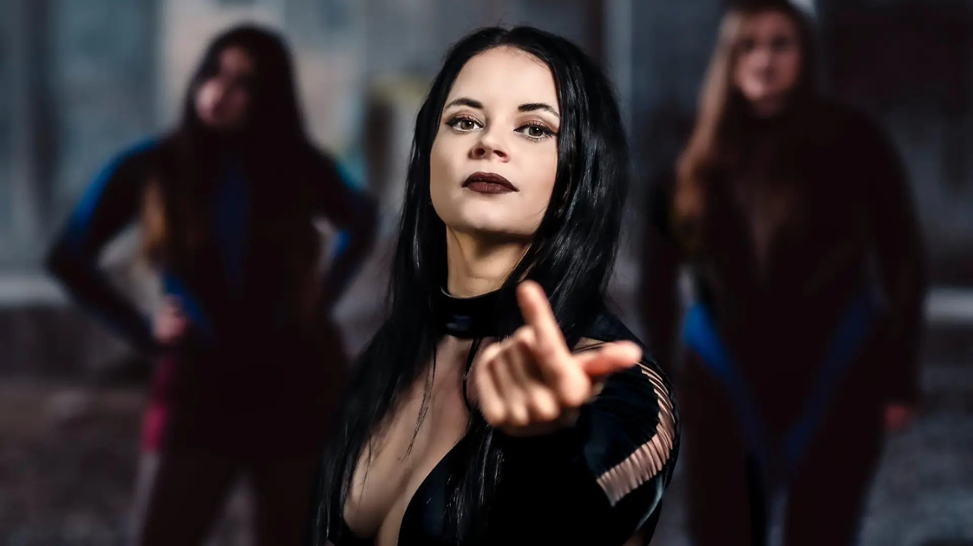 Mona "Demona" Lindgren ist Gitarristin und Bassistin.