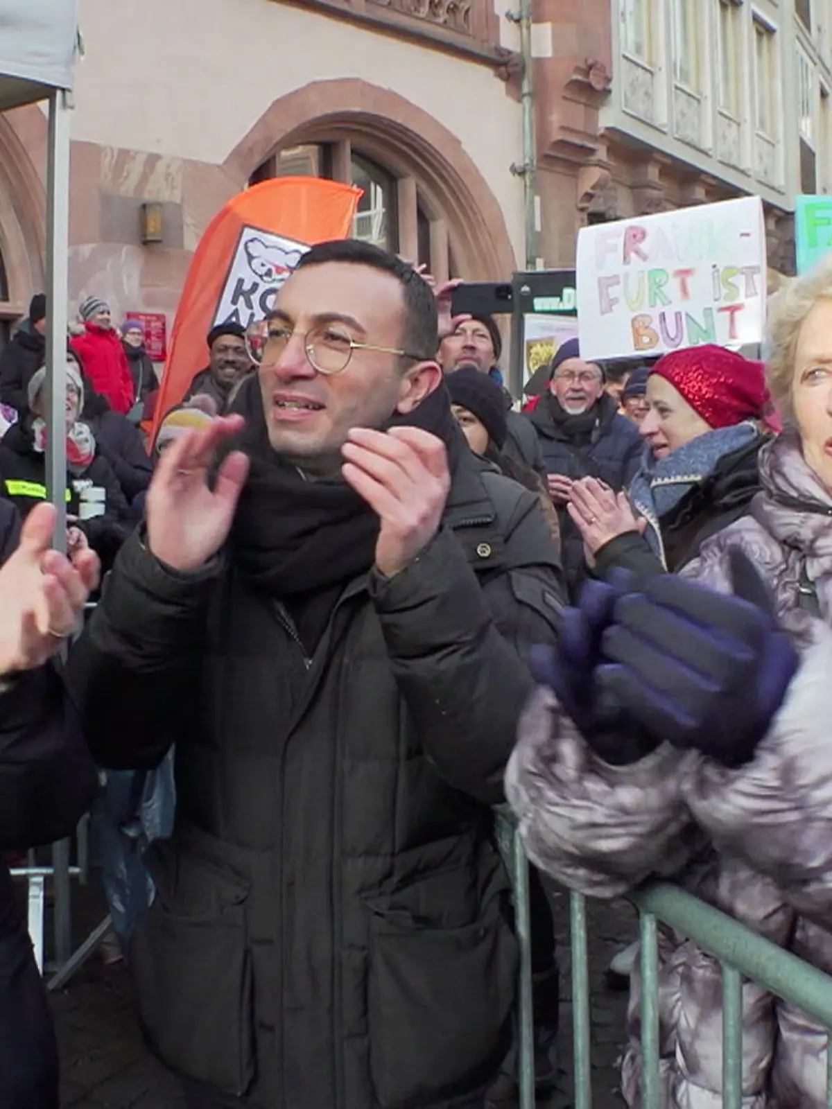 Das sagt Ex-Oberbürgermeisterin Petra Roth auf einer Demo in Frankfurt, denn hier standen rund 50.000 Menschen auf der Straße, um gegen rechte Strömungen zu demonstrieren. Und auch ganz unterschiedliche Politiker waren dabei. Ein buntes Bündnis von DJ Shantel bis Oberbürgermeister Mike Josef. Wie wichtig er das Thema findet, erfahrt er im Video!