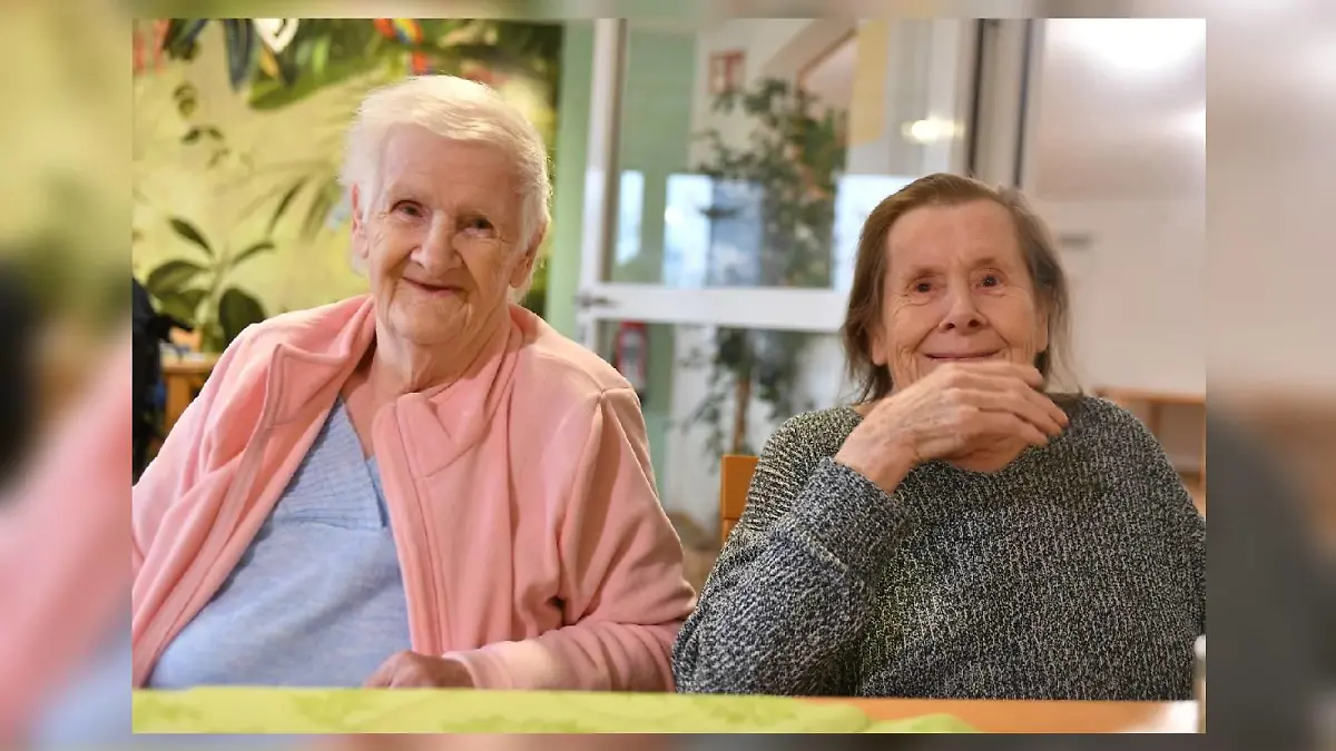 Maria Klicker (89, links) und Elfriede Recktenwald (87) treffen sich in einem Altersheim im Saarland und finden heraus:  Sie sind Schwestern!