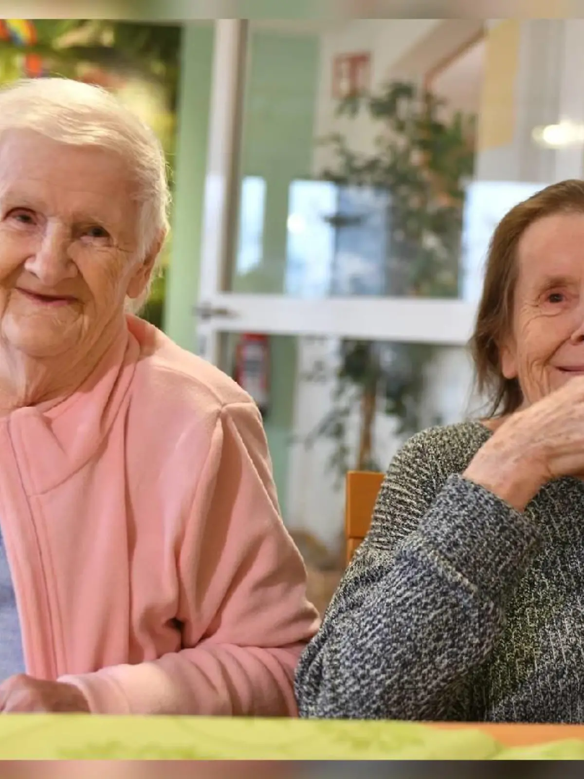Maria Klicker (89, links) und Elfriede Recktenwald (87) treffen sich in einem Altersheim im Saarland und finden heraus:  Sie sind Schwestern!
