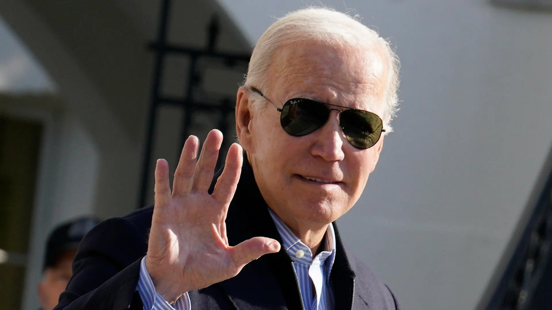 United States President Joe Biden waves to the media as he walks out from the White House in Washington, DC before his departure to Colorado on October 12, 2022. PUBLICATIONxNOTxINxUSA Copyright: xYurixGripasx/xPoolxviaxCNPx/MediaPunchx 