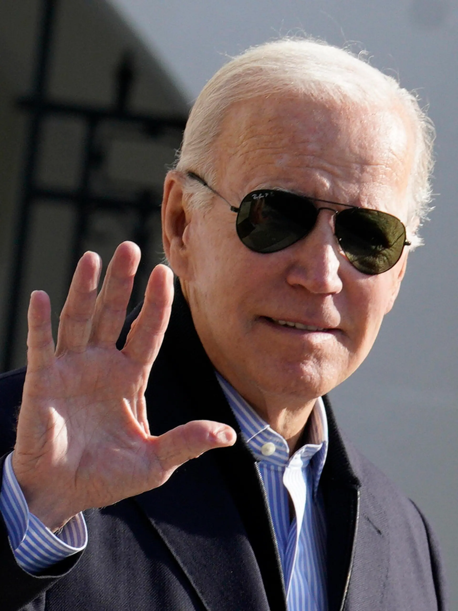 United States President Joe Biden waves to the media as he walks out from the White House in Washington, DC before his departure to Colorado on October 12, 2022. PUBLICATIONxNOTxINxUSA Copyright: xYurixGripasx/xPoolxviaxCNPx/MediaPunchx 