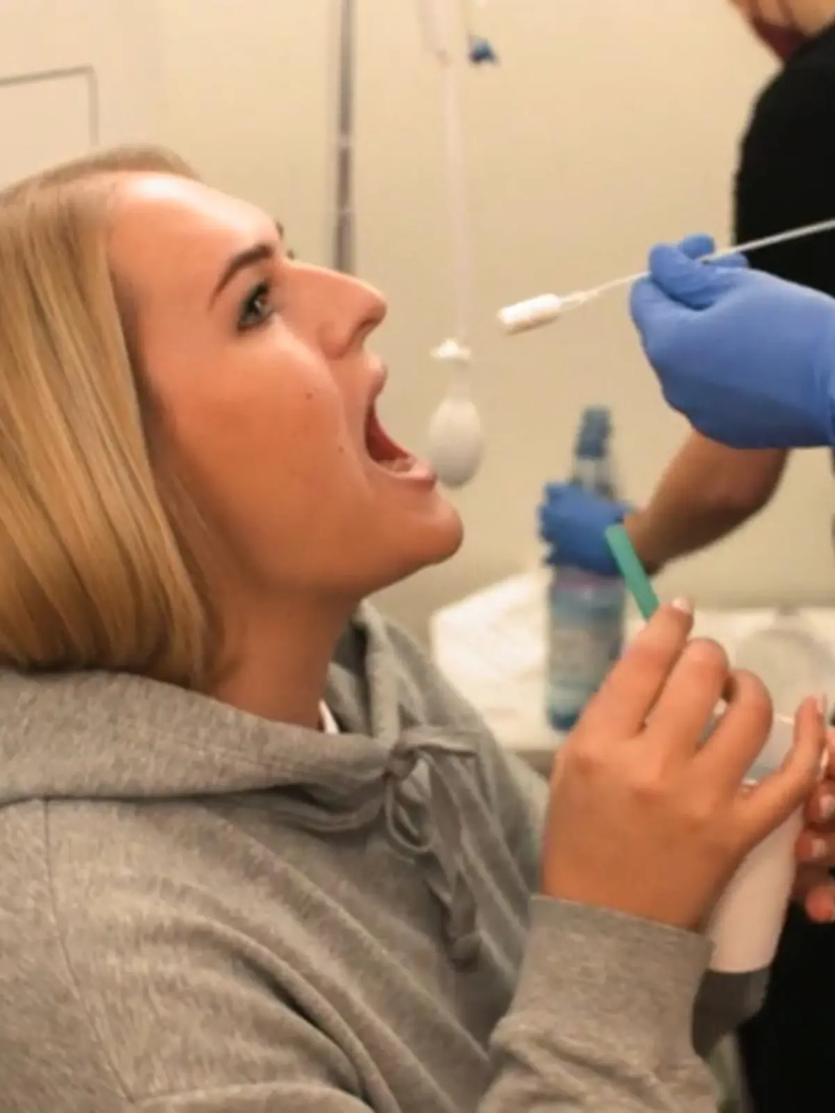 Wie viele andere kennt auch Jessika das leidige Problem mit dem Jojo-Effekt. Die 30-Jährige wiegt bei einer Größe von 1,80 Meter 102 Kilogramm. Ihr Ziel: Zehn Kilo sollen runter! Schaffen möchte sie das mit einem sogenannten Magenballon. Der wird einfach geschluckt und hilft dann beim Abnehmen – ganz ohne OP! Wie das genau funktioniert und ob Jessika ihr Ziel erreicht, zeigen wir im Video.