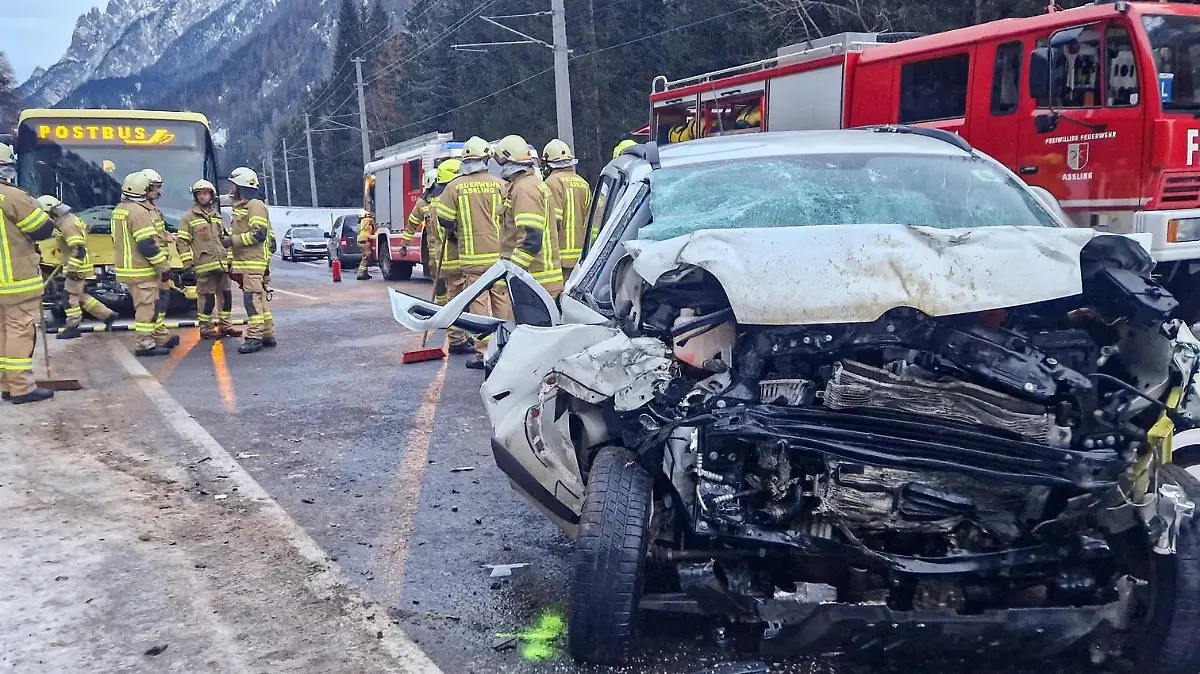 Ein Autowrack an einer Unfallstelle.