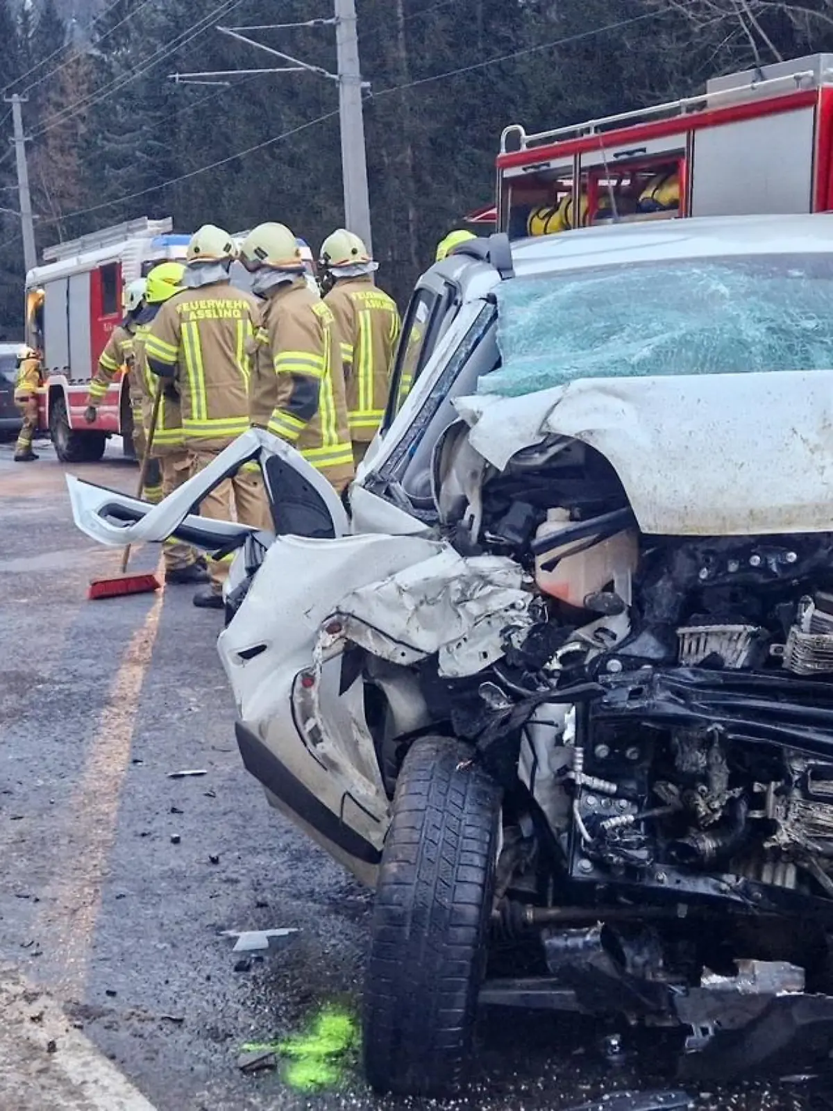 Ein Autowrack an einer Unfallstelle.