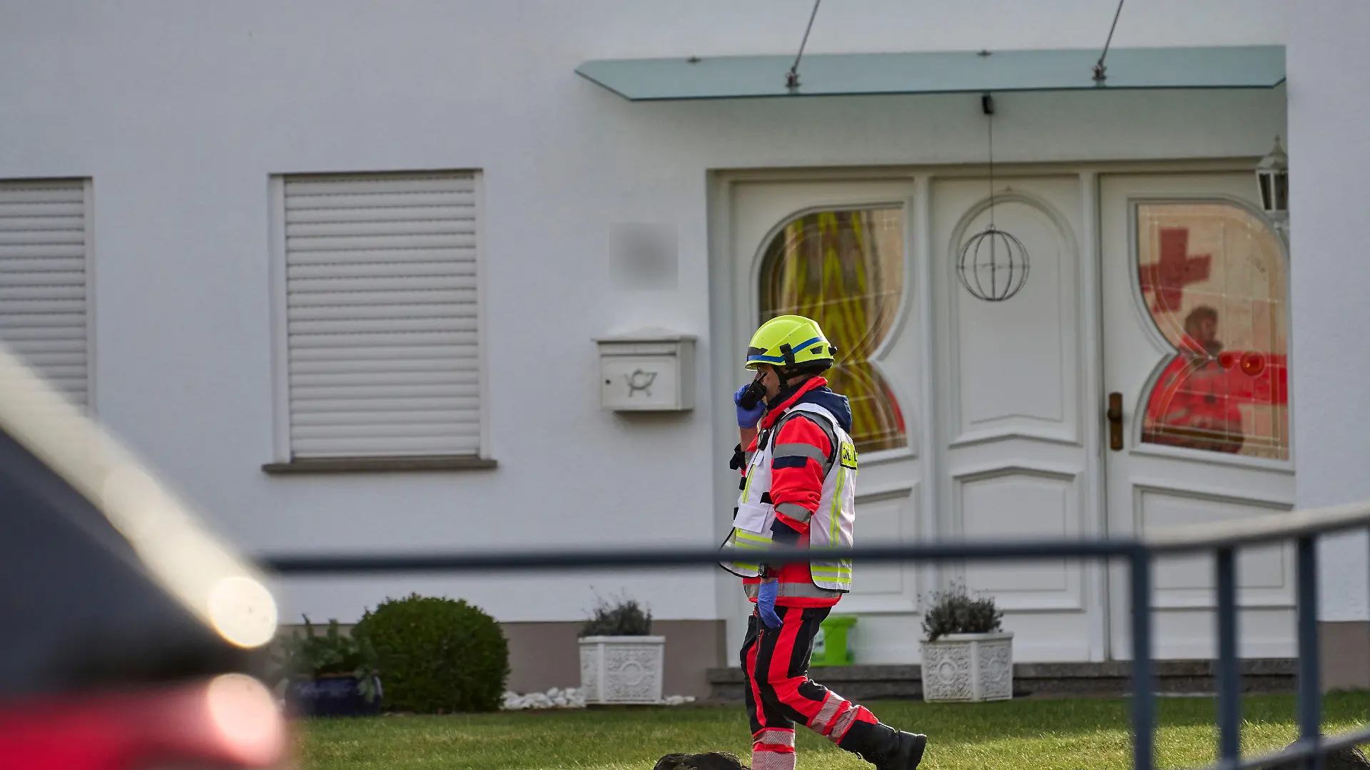 25.01.2024, Rheinland-Pfalz, Montabaur: Ein Sanitäter läuft nach dem Zugriff vor einem Wohngebäude. Bei einer Gewalttat in einem Wohngebiet sind nach Angaben der Polizei drei Menschen getötet worden, darunter ein Kind. Einsatzkräfte entdeckten den mutmaßlichen Täter schwer verletzt, nachdem sie das Gebäude betreten hatten, wie ein Polizeisprecher mitteilte. Foto: Sascha Ditscher/dpa - ACHTUNG: Hausnummer wurde aus rechtlichen Gründen gepixelt +++ dpa-Bildfunk +++