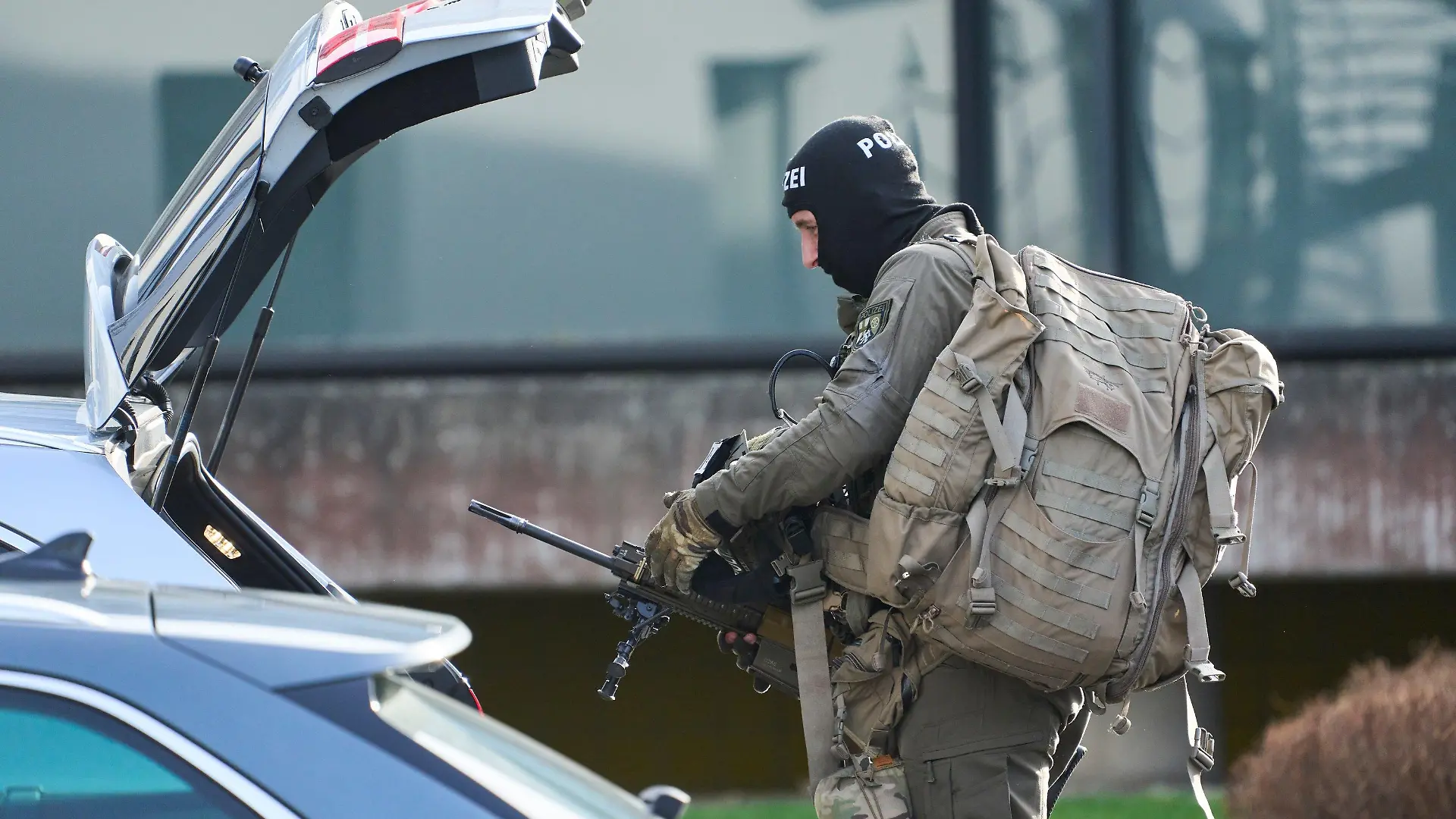 25.01.2024, Rheinland-Pfalz, Montabaur: Ein SEK-Beamter rüstet nach dem Zugriff ab. Bei einer Gewalttat in einem Wohngebiet sind nach Angaben der Polizei drei Menschen getötet worden, darunter ein Kind. Einsatzkräfte entdeckten den mutmaßlichen Täter schwer verletzt, nachdem sie das Gebäude betreten hatten, wie ein Polizeisprecher mitteilte. Foto: Sascha Ditscher/dpa +++ dpa-Bildfunk +++