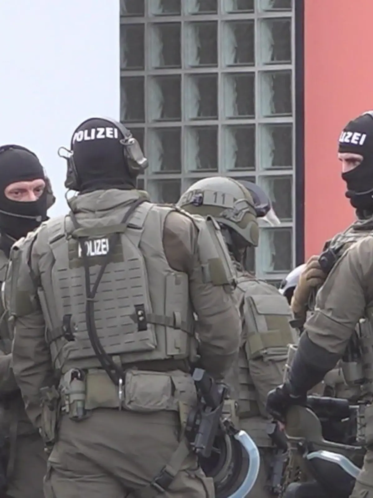 Bei einer Gewalttat in einem Wohngebiet in Montabaur sind nach Angaben der Polizei drei Menschen getötet worden, darunter ein Kind. Einsatzkräfte entdeckten den mutmaßlichen Täter schwer verletzt, nachdem sie das Gebäude betreten hatten, wie ein Polizeisprecher am Donnerstag mitteilte. Es gebe keine Bedrohungslage mehr.