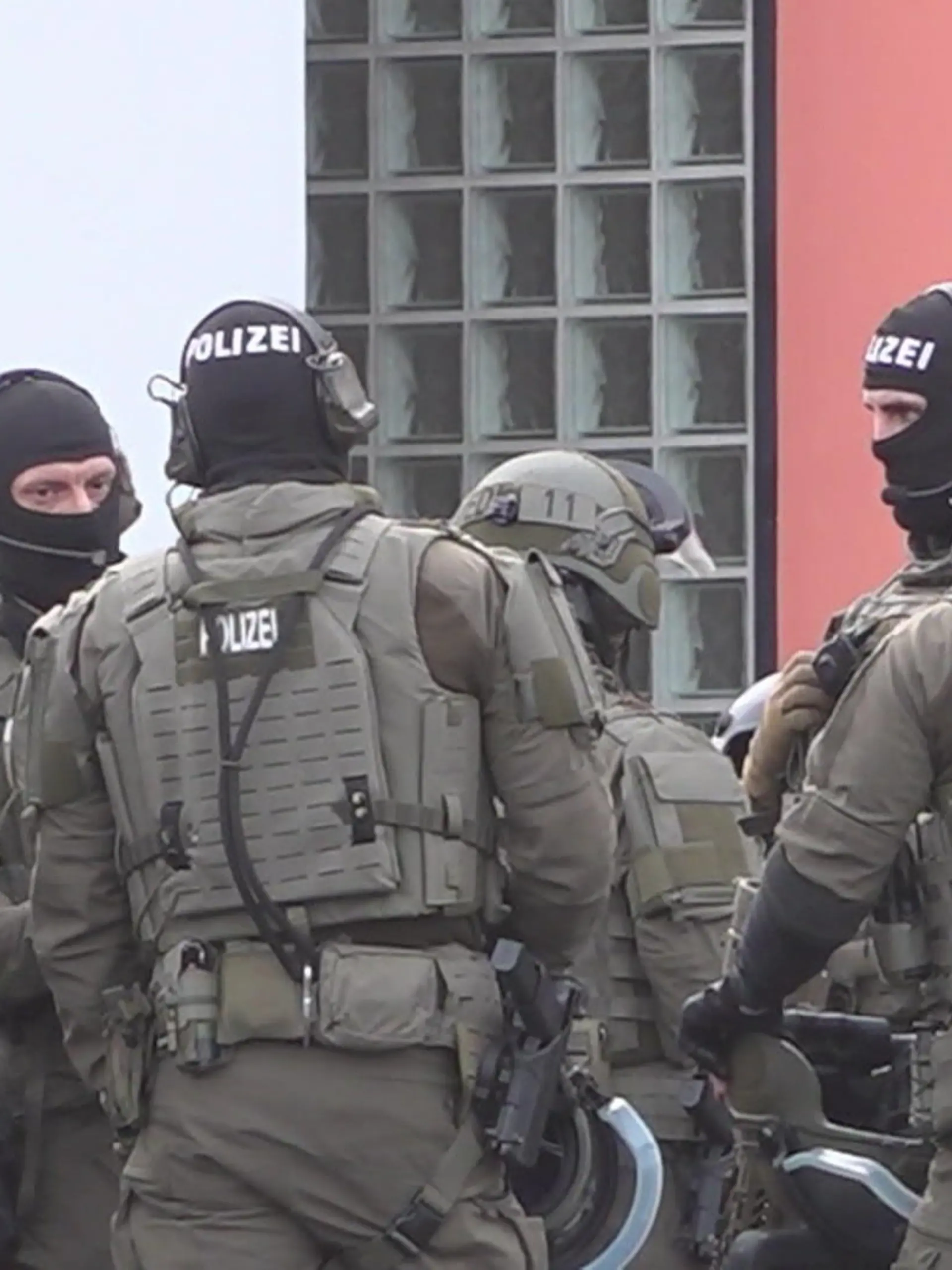 Bei einer Gewalttat in einem Wohngebiet in Montabaur sind nach Angaben der Polizei drei Menschen getötet worden, darunter ein Kind. Einsatzkräfte entdeckten den mutmaßlichen Täter schwer verletzt, nachdem sie das Gebäude betreten hatten, wie ein Polizeisprecher am Donnerstag mitteilte. Es gebe keine Bedrohungslage mehr.