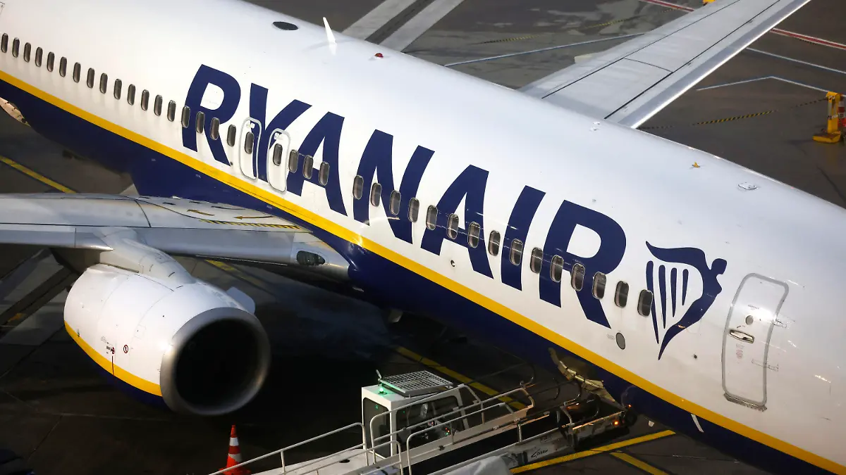 ARCHIV - 30.01.2023, Nrw, Köln: Eine Passagiermaschine der Fluggesellschaft Ryanair steht auf dem Flughafen Köln/Bonn. Der irische Billigflieger Ryanair hat im Dezember mehr Fluggäste befördert als ein Jahr zuvor. (zu dpa «Ryanair verkauft weniger Tickets über Buchungsplattformen») Foto: Thomas Banneyer/dpa +++ dpa-Bildfunk +++