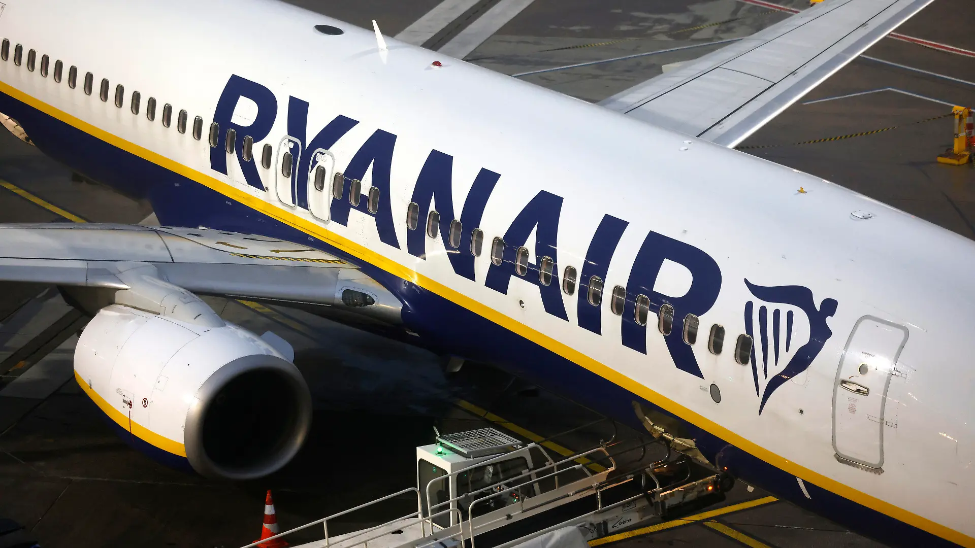 ARCHIV - 30.01.2023, Nrw, Köln: Eine Passagiermaschine der Fluggesellschaft Ryanair steht auf dem Flughafen Köln/Bonn. Der irische Billigflieger Ryanair hat im Dezember mehr Fluggäste befördert als ein Jahr zuvor. (zu dpa «Ryanair verkauft weniger Tickets über Buchungsplattformen») Foto: Thomas Banneyer/dpa +++ dpa-Bildfunk +++