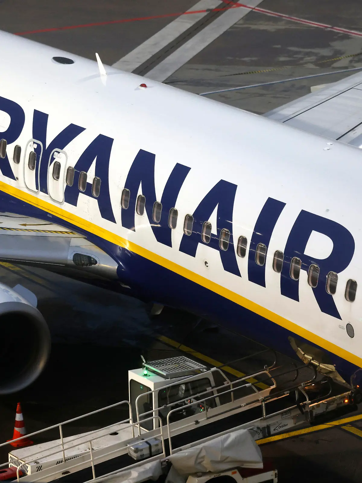 ARCHIV - 30.01.2023, Nrw, Köln: Eine Passagiermaschine der Fluggesellschaft Ryanair steht auf dem Flughafen Köln/Bonn. Der irische Billigflieger Ryanair hat im Dezember mehr Fluggäste befördert als ein Jahr zuvor. (zu dpa «Ryanair verkauft weniger Tickets über Buchungsplattformen») Foto: Thomas Banneyer/dpa +++ dpa-Bildfunk +++