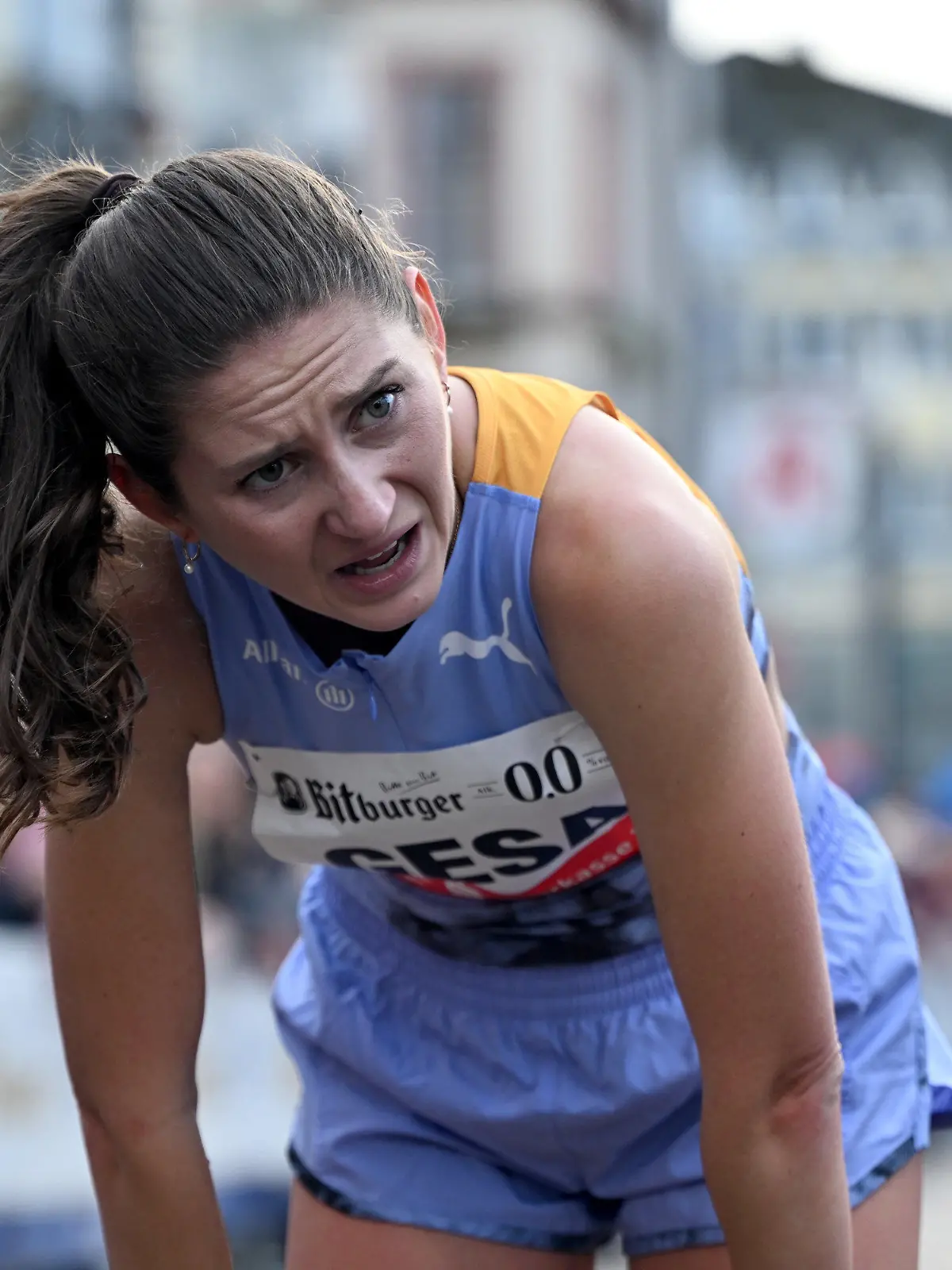 31.12.2023, Rheinland-Pfalz, Trier: Beim Silvesterlauf in Trier steht Gesa Krause (Silvesterlauf Trier) erschöpft nach dem ·Elitelauf der Frauen· über 5000 Meter im Ziel. Foto: Harald Tittel/dpa +++ dpa-Bildfunk +++