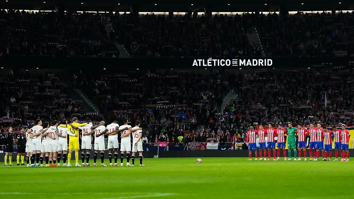 Both teams during a minute's silence in memory of the fans killed today in a traffic accident on their way to the match prior the Copa del Rey quarter-final match between Atletico de Madrid and Sevilla FC at Civitas Metropolitano Stadium on January 25, 2024 in Madrid, Spain. (Photo by Jose Breton/Pics Action/NurPhoto)