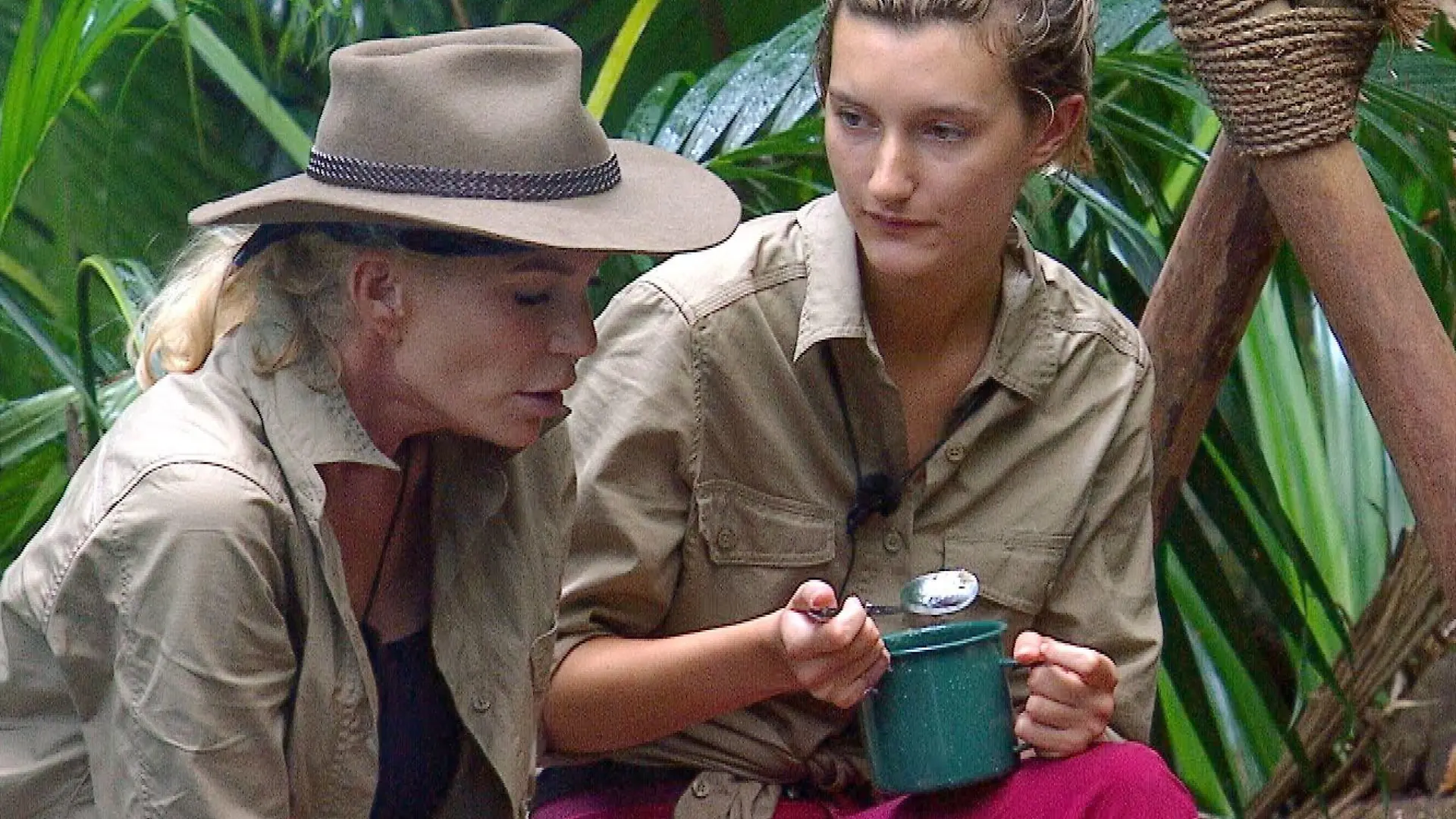 ACHTUNG: SPERRFRIST FÜR ALLE MEDIEN BIS ZUM SHOWENDE, DONNERSTAG, 25.01.2024, 24:00 UHR !!! Tag 7 im Camp. "Du bist doch auch Mutter", fragt Anya Elsner (r.) und setzt sich sich zu Sarah Kern - nicht ahnend, was sie damit an Emotionen bei der 55-jährigen Zweifach-Mutter auslöst.
+++ Die Verwendung des sendungsbezogenen Materials ist nur mit dem Hinweis und Verlinkung auf RTL+ gestattet. +++