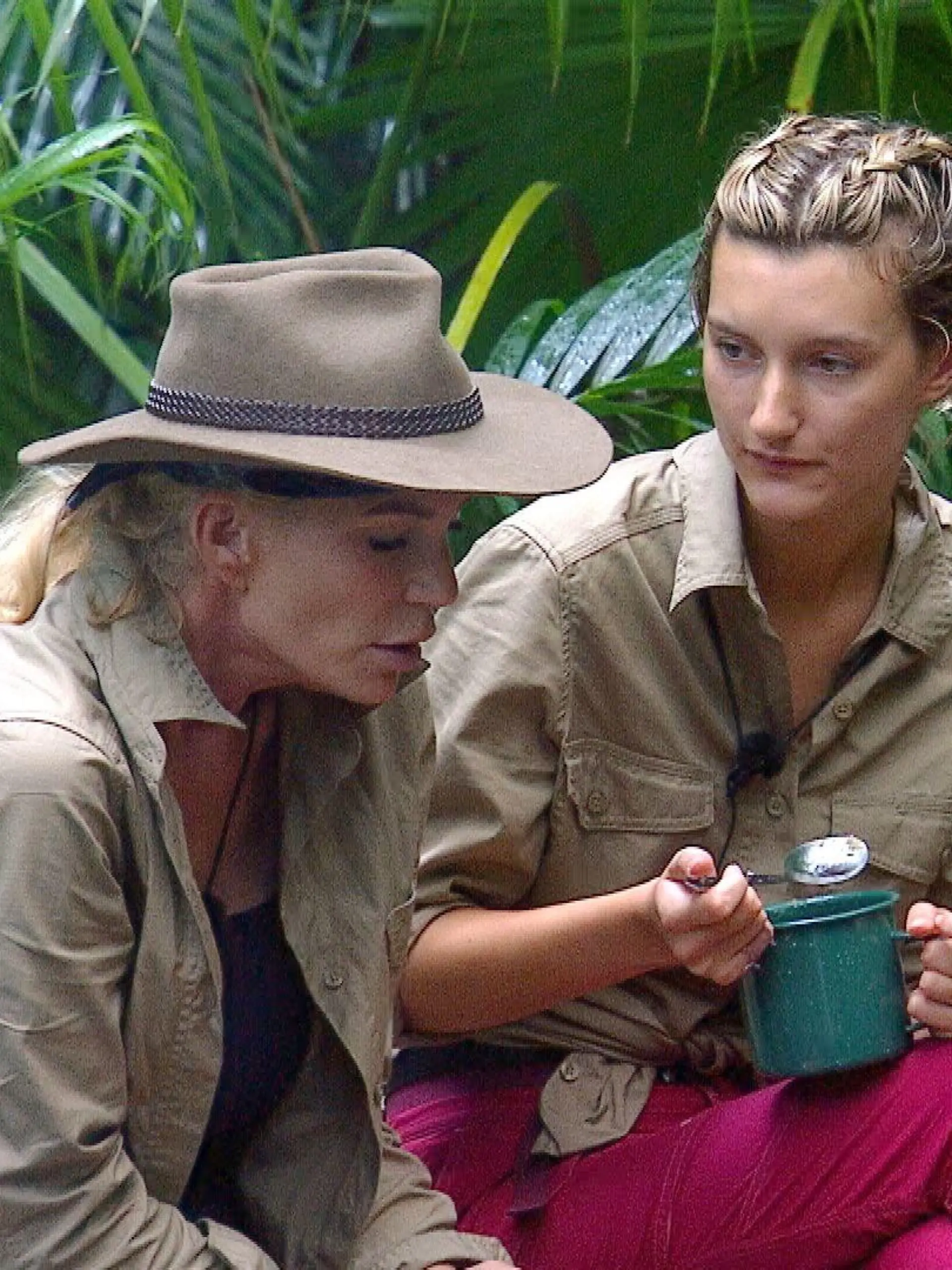 ACHTUNG: SPERRFRIST FÜR ALLE MEDIEN BIS ZUM SHOWENDE, DONNERSTAG, 25.01.2024, 24:00 UHR !!!   Tag 7 im Camp. "Du bist doch auch Mutter", fragt Anya Elsner (r.) und setzt sich sich zu Sarah Kern - nicht ahnend, was sie damit an Emotionen bei der 55-jährigen Zweifach-Mutter auslöst.

+++ Die Verwendung des sendungsbezogenen Materials ist nur mit dem Hinweis und Verlinkung auf RTL+ gestattet. +++