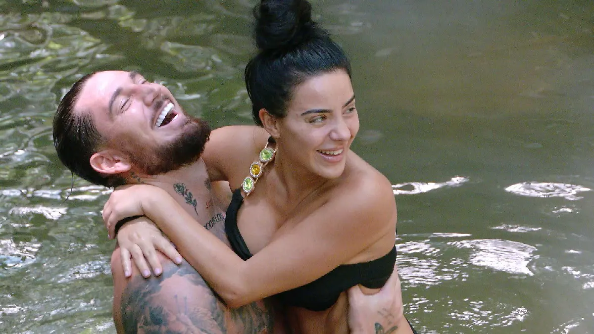 ACHTUNG: SPERRFRIST FÜR ALLE MEDIEN BIS ZUM SHOWENDE, DONNERSTAG, 25.01.2024, 24:00 UHR !!!  Tag 7 im Camp. Mike Heiter und Leyla Lahouar planschen im kühlenden Nass und schwups, landet die 28-Jährige in seinen Armen und klammert sich an ihn.

+++ Die Verwendung des sendungsbezogenen Materials ist nur mit dem Hinweis und Verlinkung auf RTL+ gestattet. +++