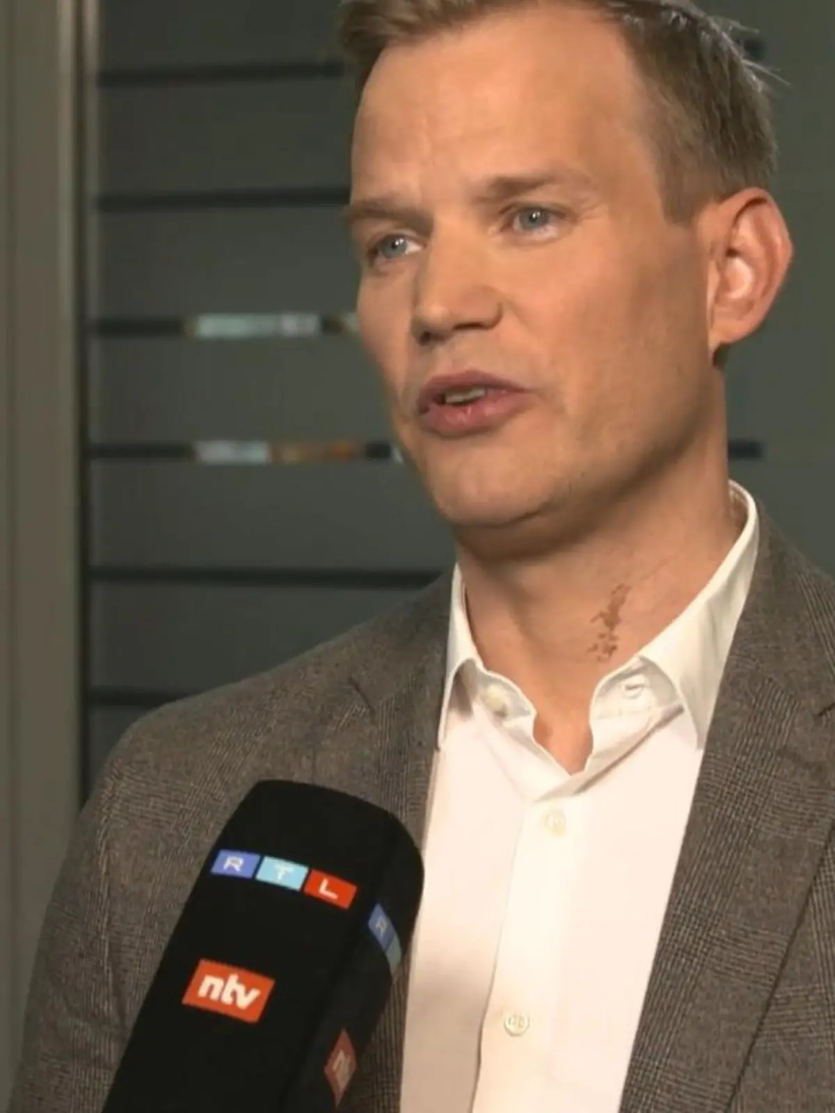 Die Krankenhäuser schlagen wieder Alarm! Zu viele Corona-Patienten, zu wenig Personal - wird dieser Winter also wieder wie die vergangenen zwei? Der Bonner Virologe Hendrik Streeck schätzt im Video die Lage auf den Krankenhäusern ein, erklärt, warum Corona-Patienten auf der Normalstation ein Problem darstellen und gibt einen Ausblick auf die nächsten Wochen.