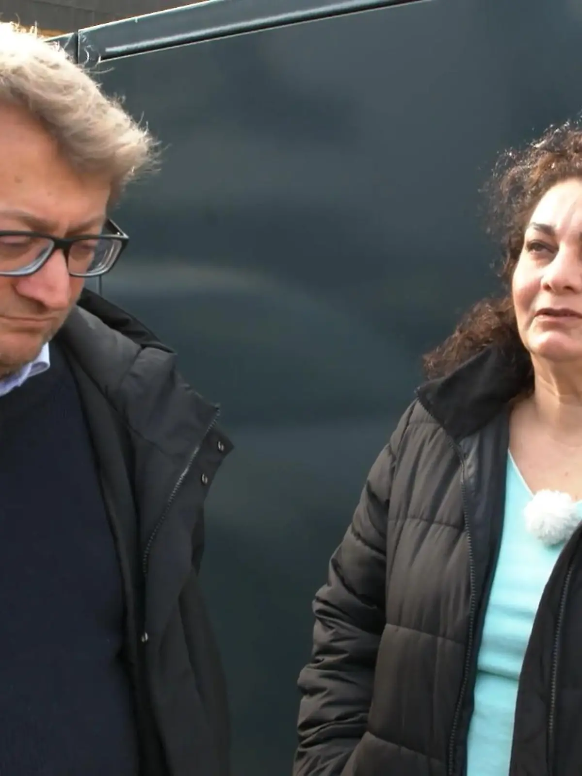 Bis zu 250.000 Euro Strafe – nur weil sie zur Arbeit fahren wollen!
Diesem Paar Auslöser des Streits: Bauarbeiten an einer Gasleitung in einem Privatweg. Für das Ehepaar Sakar-Bekiri ist dieser Weg der einzige Zugang zu ihrem eigenen Haus. Doch die Besitzer der Straße sind sauer, weil die Bauarbeiten nicht angekündigt worden seien. Jetzt eskaliert der Streit total. Wir schalten uns ein und wollen vermitteln. Ob das gelingt und was der Besitzer der Straße zu den Vorwürfen sagt, seht ihr im Video. 