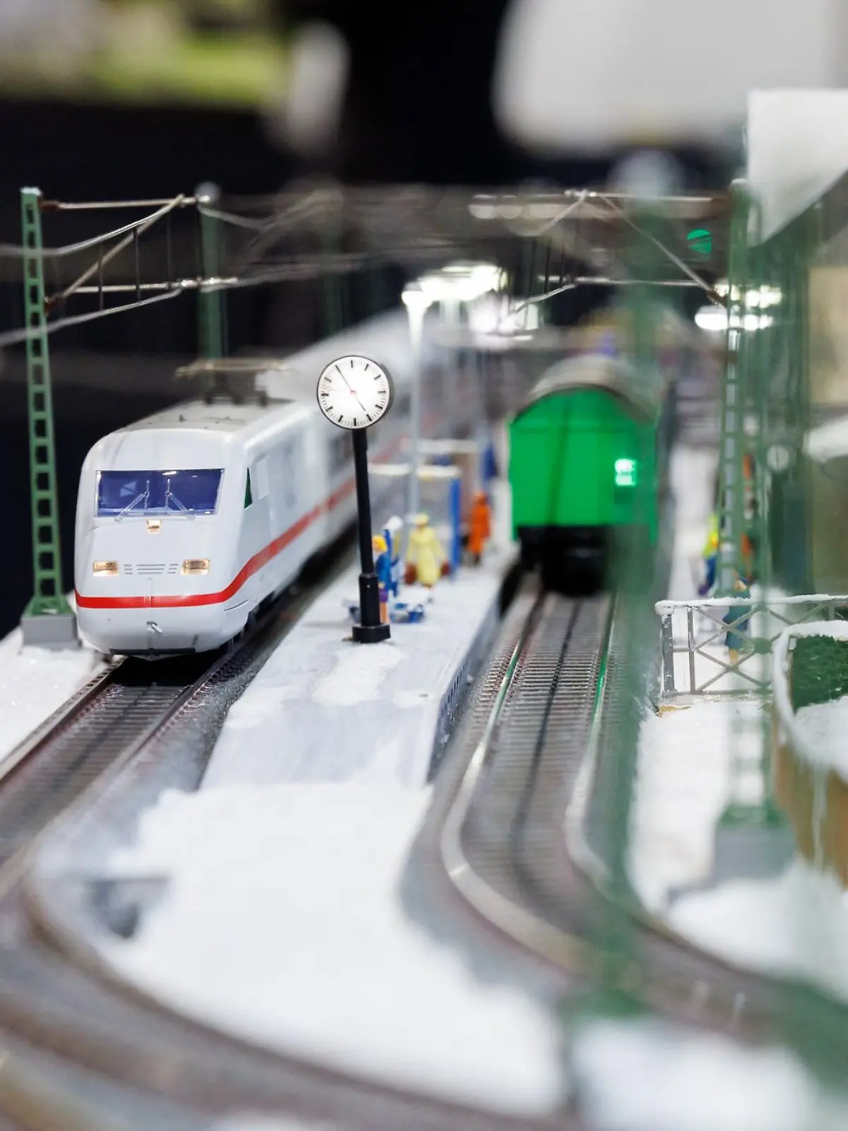 Ein ICE-Model fährt auf einer Modelleisenbahnplatte von Märklin während einer  Spielwarenmesse in Nürnberg.