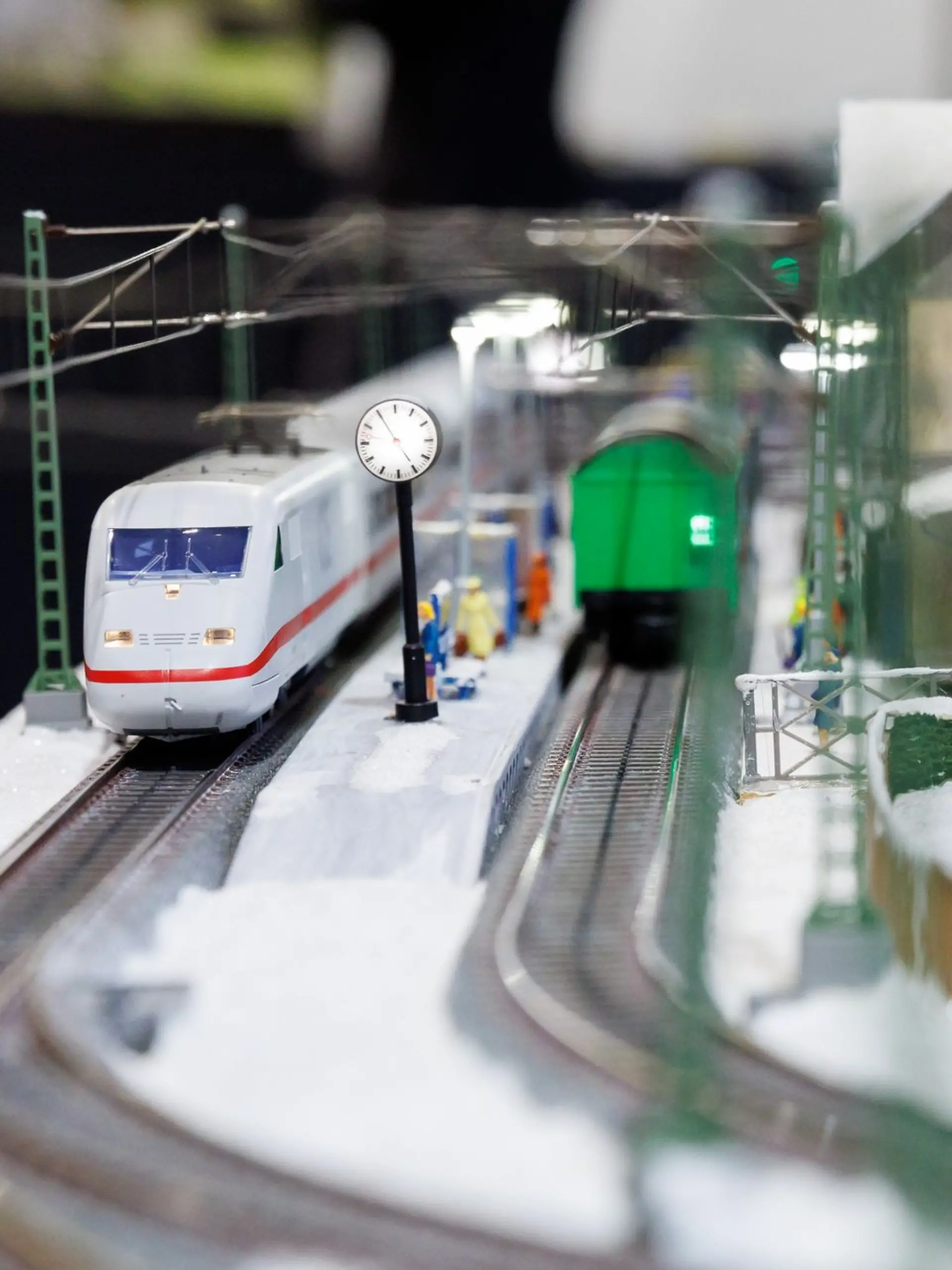 Ein ICE-Model fährt auf einer Modelleisenbahnplatte von Märklin während einer  Spielwarenmesse in Nürnberg.
