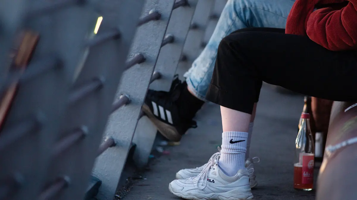 ARCHIV - 21.04.2021, Berlin: Jugendliche sitzen auf einer Brücke und beobachten den Sonnenuntergang. (zu dpa "Aufregung um Pubertätsblocker-Text auf Regierungsportal") Foto: Fernando Gutierrez-Juarez/dpa-Zentralbild/dpa +++ dpa-Bildfunk +++