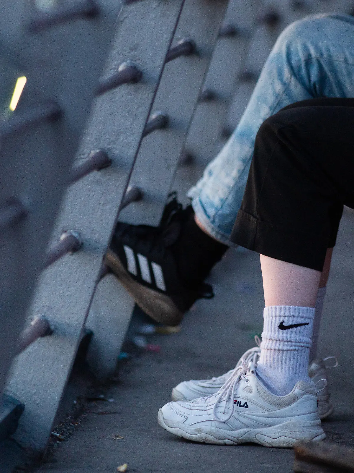 ARCHIV - 21.04.2021, Berlin: Jugendliche sitzen auf einer Brücke und beobachten den Sonnenuntergang. (zu dpa "Aufregung um Pubertätsblocker-Text auf Regierungsportal") Foto: Fernando Gutierrez-Juarez/dpa-Zentralbild/dpa +++ dpa-Bildfunk +++