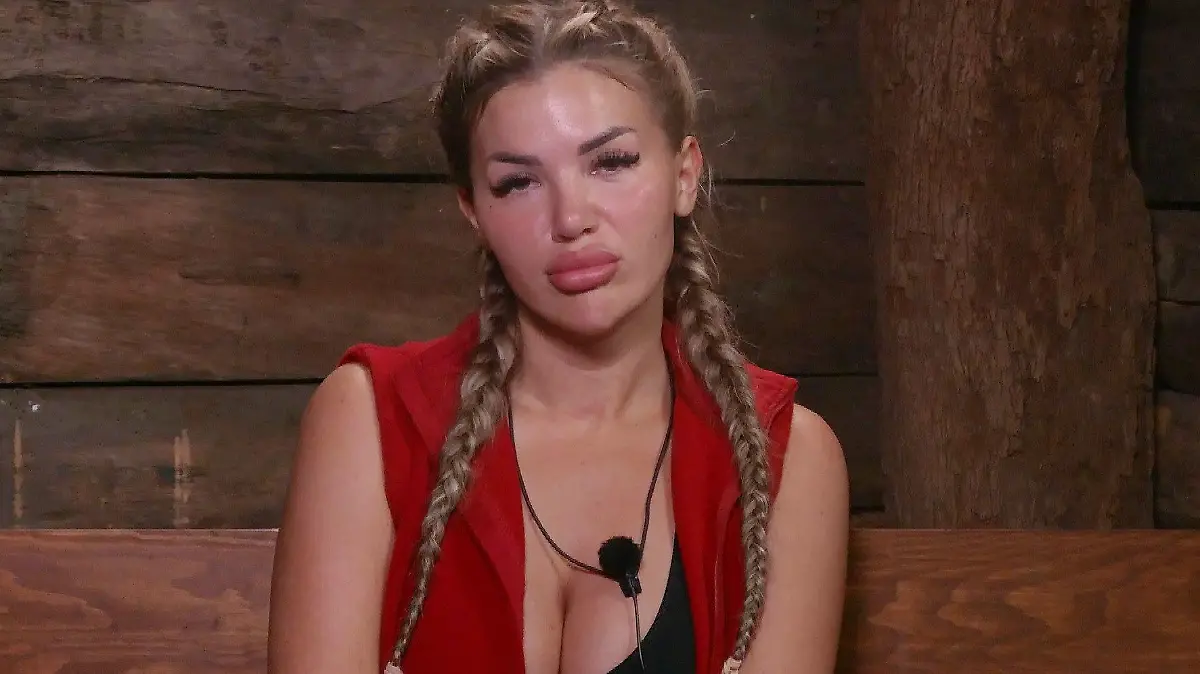 ACHTUNG: SPERRFRIST FÜR ALLE MEDIEN BIS ZUM SHOWENDE, DIENSTAG, 23.01.2024, 24:00 UHR !!! Tag 5 im Camp. Teamchef David hat die unbeliebteste Camp-Aufgabe an Kim Virginia und Tim vergeben. Kim is on fire: Die Queen ist auf jeden Fall nicht dafür gemacht, irgendwelche Plumpsklos auszuleeren. Das ist ne richtig respektlose Nummer!
+++ Die Verwendung des sendungsbezogenen Materials ist nur mit dem Hinweis und Verlinkung auf RTL+ gestattet. +++