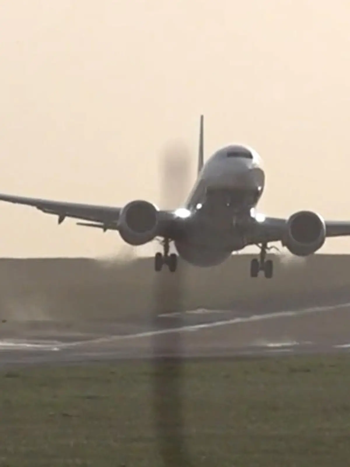Starke Sturmböen haben vor wenigen Tagen im Norden von England für Chaos im Flugverkehr gesorgt. Am Leeds Bradford Flughafen kämpft eine Maschine beim Start. Das Flugzeug wird stark durch die Luft gewirbelt und auch beim Landen braucht ein Flugzeug zwei Versuche, um sicher zum Stehen zu kommen.