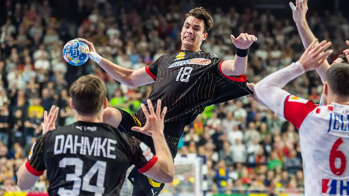 Julian Koester Deutschland 18 steht hoch in der Luft, Deutschland vs. Kroatien, Handball EM, Handball, Herren, 24.01.2024 Deutschland vs. Kroatien, Handball EM, Handball, Herren, 24.01.2024 Koeln *** Julian Koester Germany 18 is high in the air, Germany vs. Croatia, European Handball Championship, Handball, Men, 24 01 2024 Germany vs. Croatia, European Handball Championship, Handball, Men, 24 01 2024 Cologne Copyright: xEIBNER/MichaelxSchmidtx EP_MST