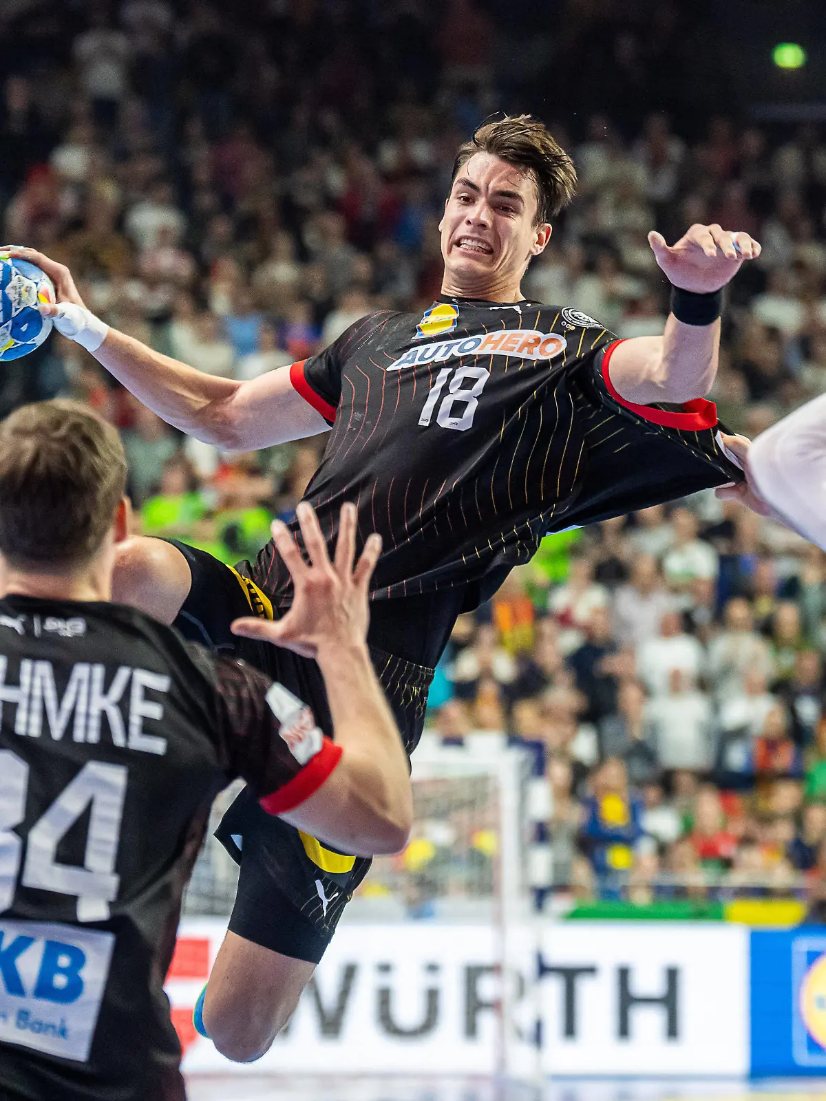 Julian Koester Deutschland 18 steht hoch in der Luft, Deutschland vs. Kroatien, Handball EM, Handball, Herren, 24.01.2024 Deutschland vs. Kroatien, Handball EM, Handball, Herren, 24.01.2024 Koeln *** Julian Koester Germany 18 is high in the air, Germany vs. Croatia, European Handball Championship, Handball, Men, 24 01 2024 Germany vs. Croatia, European Handball Championship, Handball, Men, 24 01 2024 Cologne Copyright: xEIBNER/MichaelxSchmidtx EP_MST