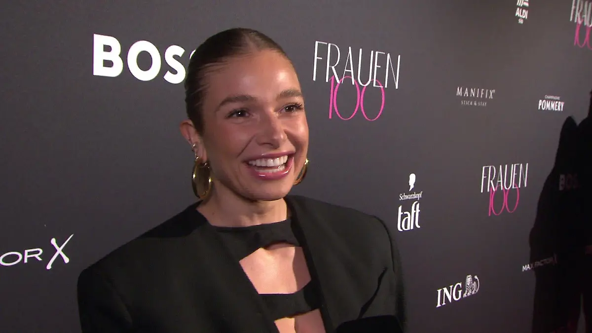 Landete nur eine Stunde vor ihrem Auftritt bei „Frauen 100“ in Berlin: Lola Weippert