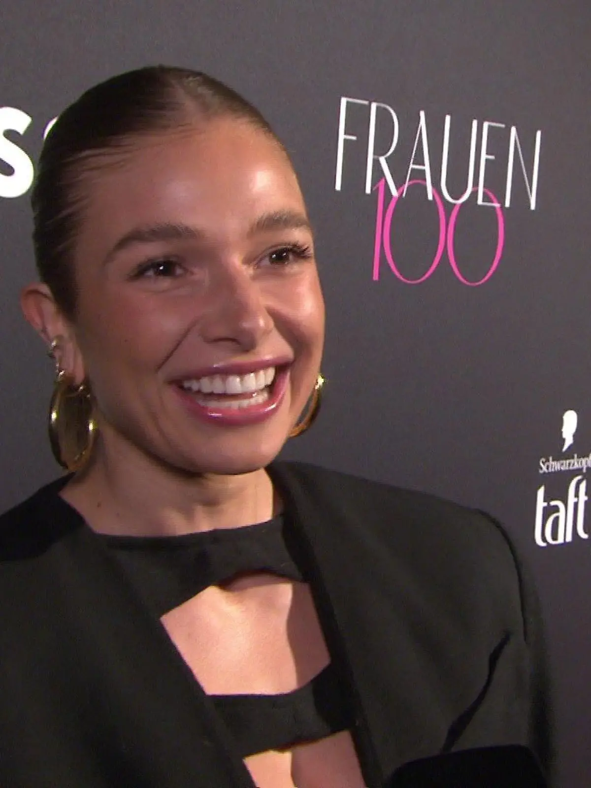 Landete nur eine Stunde vor ihrem Auftritt bei „Frauen 100“ in Berlin: Lola Weippert